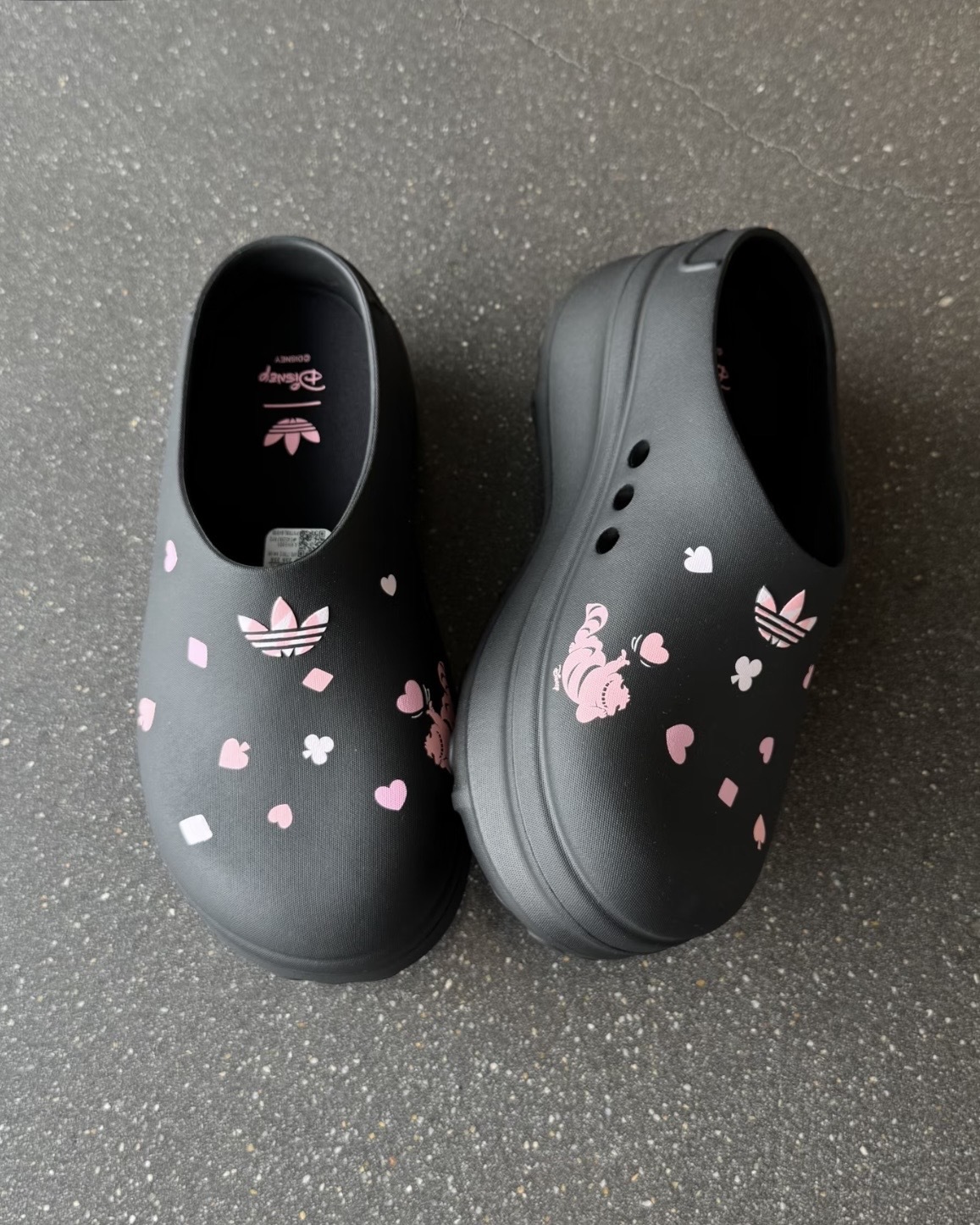 DISNEY 迪士尼 愛麗絲的夢遊仙境 X ADIDAS ADIFOM STAN MULE 柴郡貓 妙妙貓 黑色 廚師鞋 穆勒鞋 懶人鞋 拖鞋 涼鞋 女鞋 KH5901 / 預購