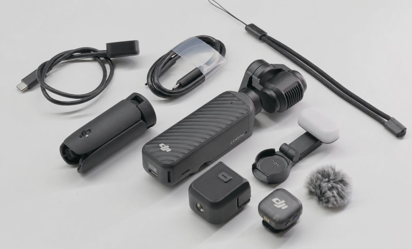 DJI Pocket 4 全能套組開箱實拍，包含 1 吋感光元件口袋相機主機、迷你三腳架、DJI Mic 無線麥克風及完整擴充配件，VLOG 創作者首選推薦。