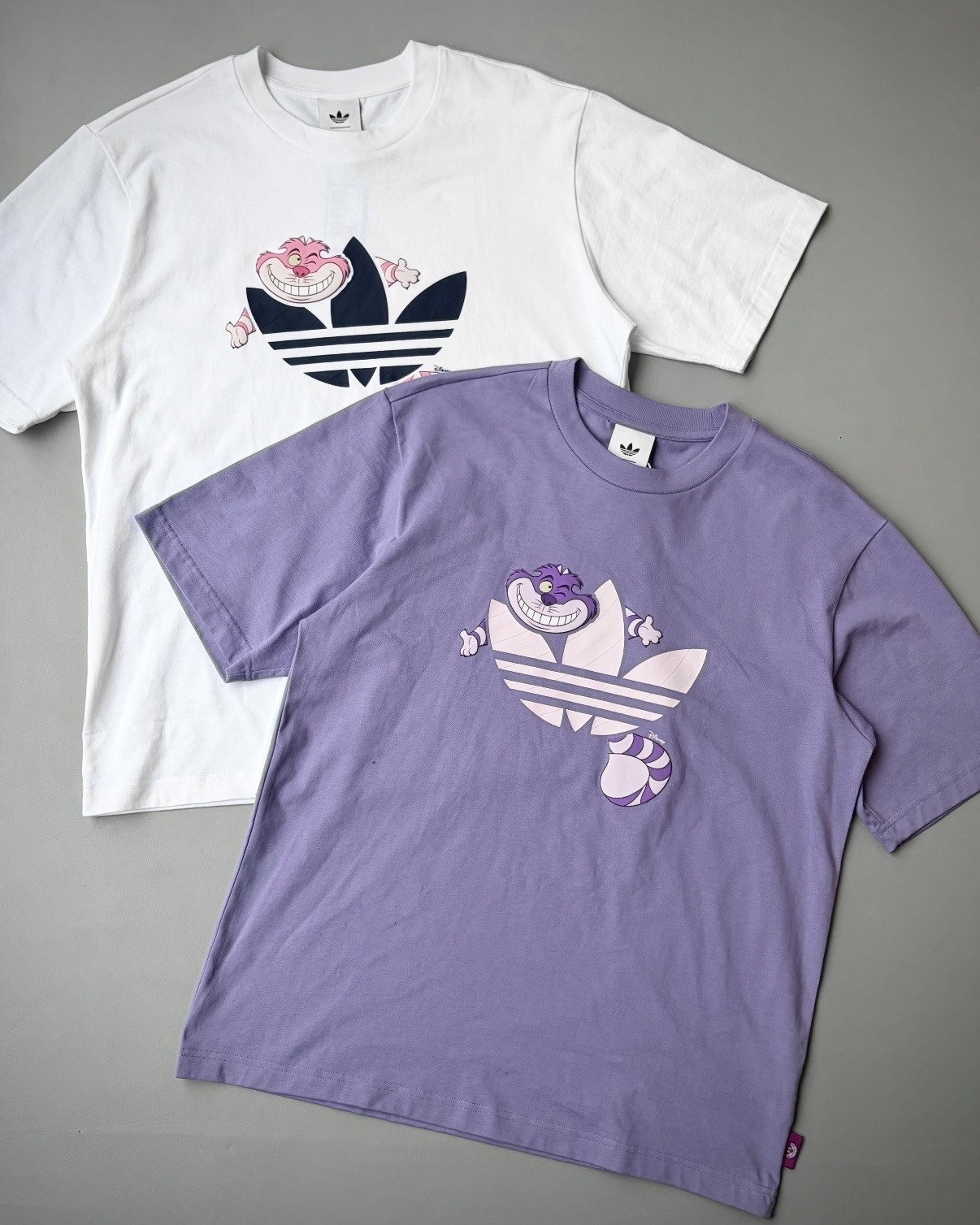 DISNEY 迪士尼 愛麗絲的夢遊仙境 X ADIDAS 柴郡貓 妙妙貓 針織純棉 寬鬆 短T 短袖 男女款 白色 KY8305 紫色 KY8306 / 預購