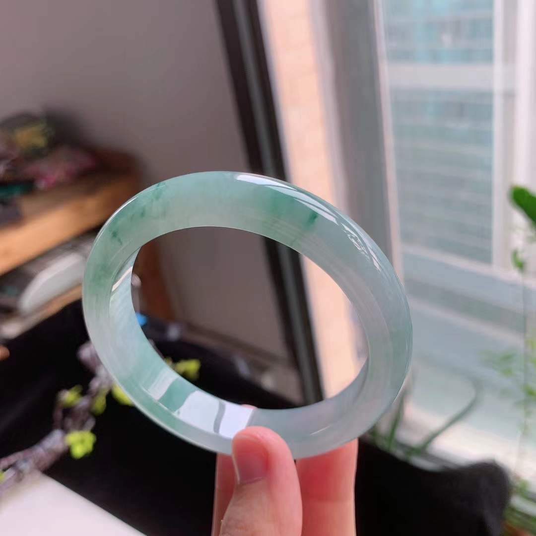 4142661 56.7mm冰種飄綠花翡翠正圈手鐲 (56-58)