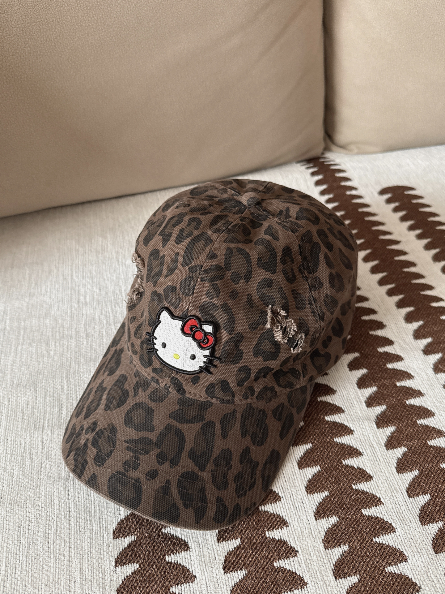 代購-『正版授權』Sanrio三麗鷗 xHello Kitty 凱蒂貓 夏威夷 黑皮Kitty 豹紋帽