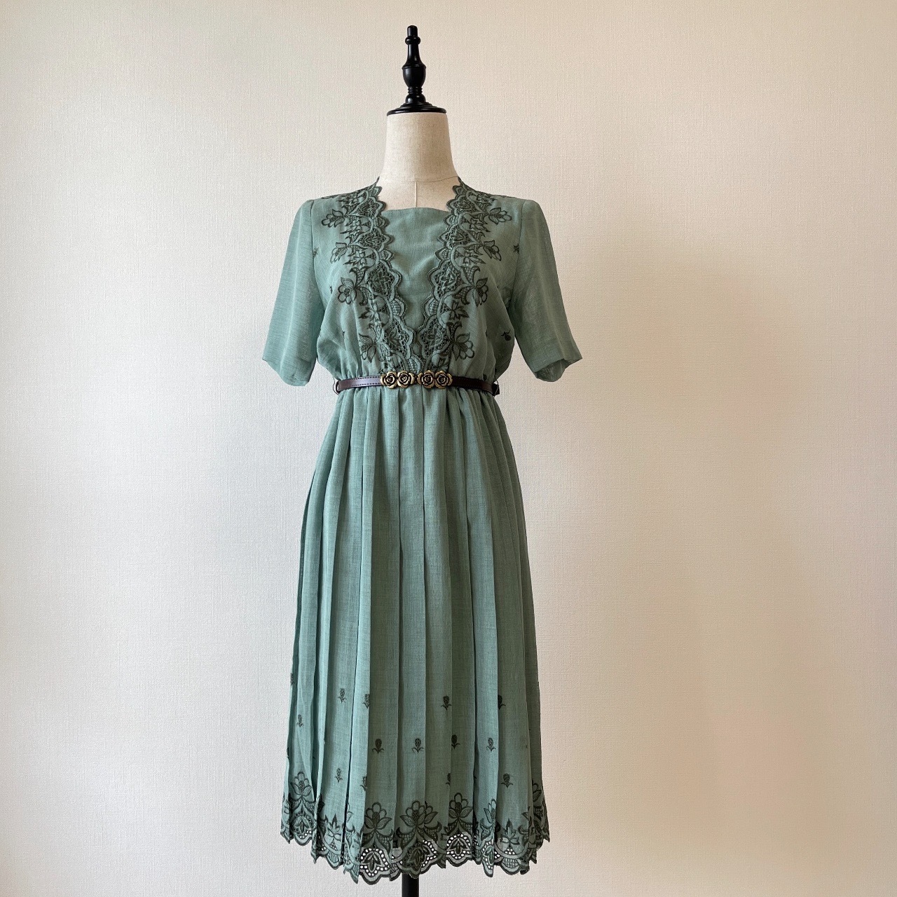 日本製湖水綠刺繡連身裙