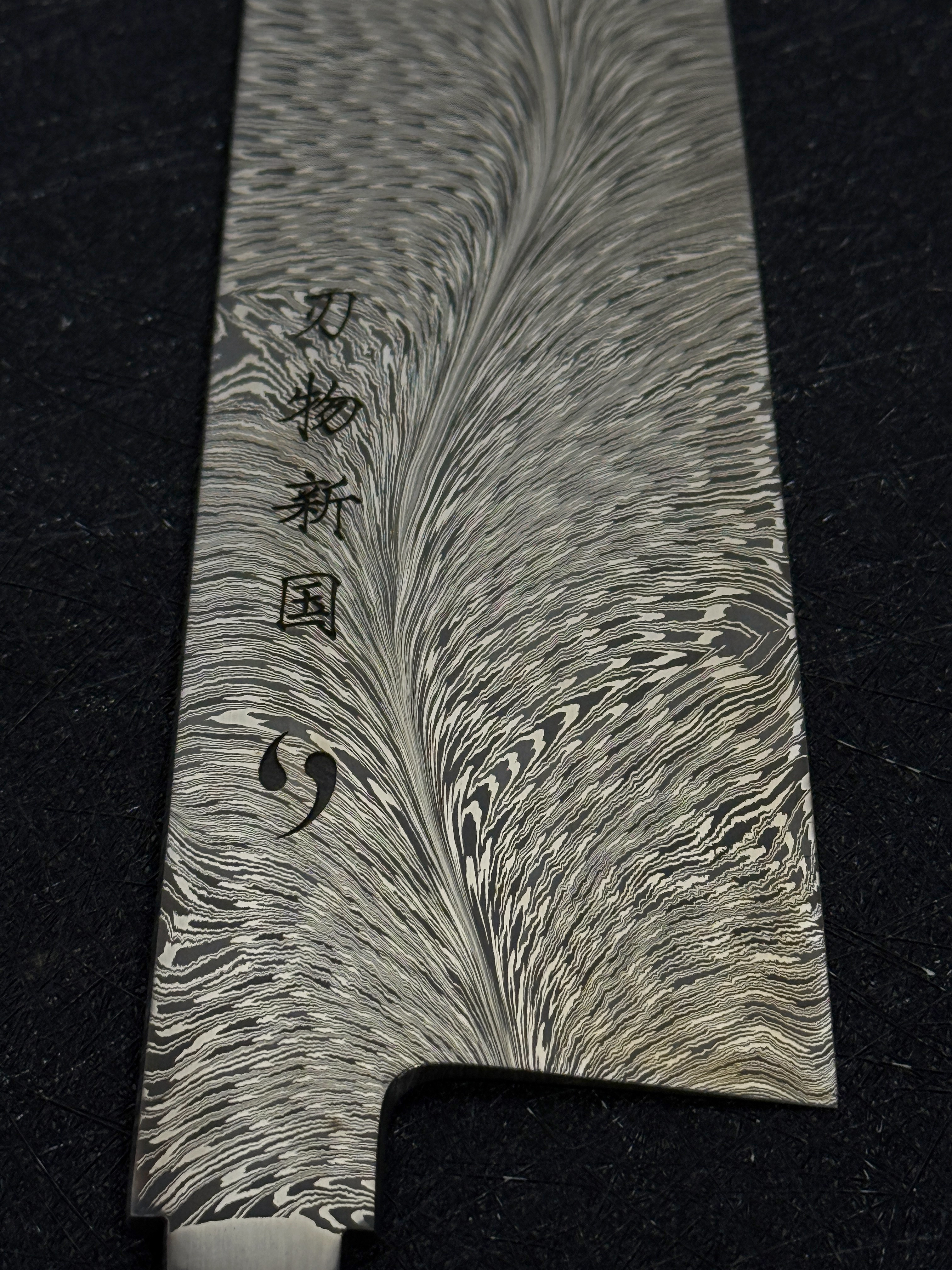 (A) Xinguo 1084+15N20 Feather Damascus Gyuto