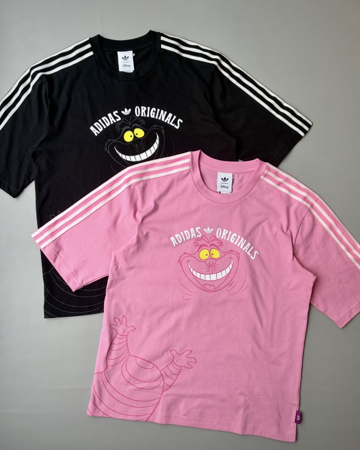 DISNEY 迪士尼 愛麗絲的夢遊仙境 X ADIDAS 柴郡貓 妙妙貓 三線滾邊 寬鬆 短T 短袖 男女款 粉色 KY6270 黑色 KX5312 / 預購