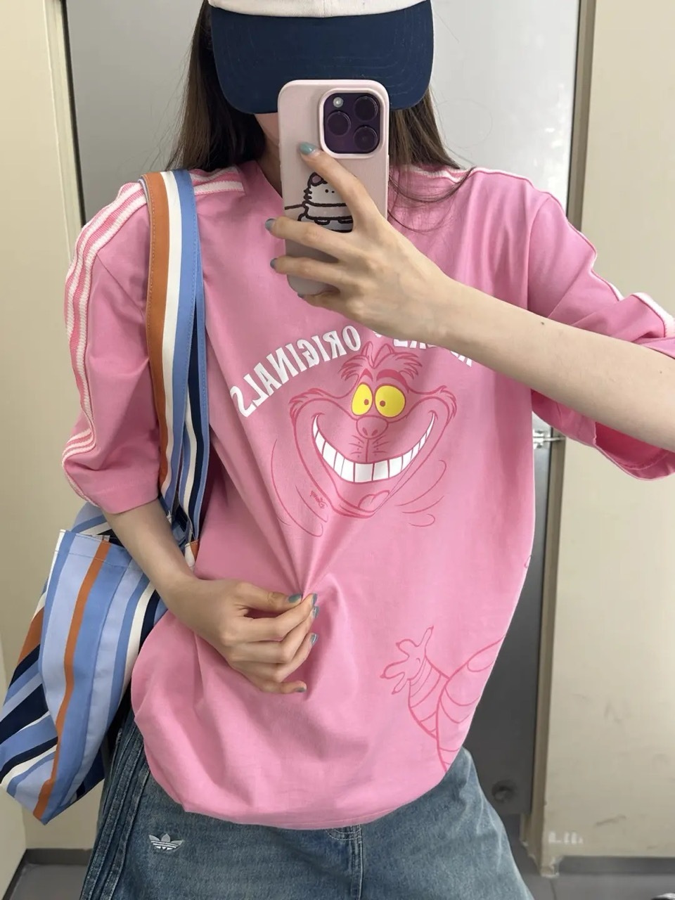 DISNEY 迪士尼 愛麗絲的夢遊仙境 X ADIDAS 柴郡貓 妙妙貓 三線滾邊 寬鬆 短T 短袖 男女款 粉色 KY6270 黑色 KX5312 / 預購