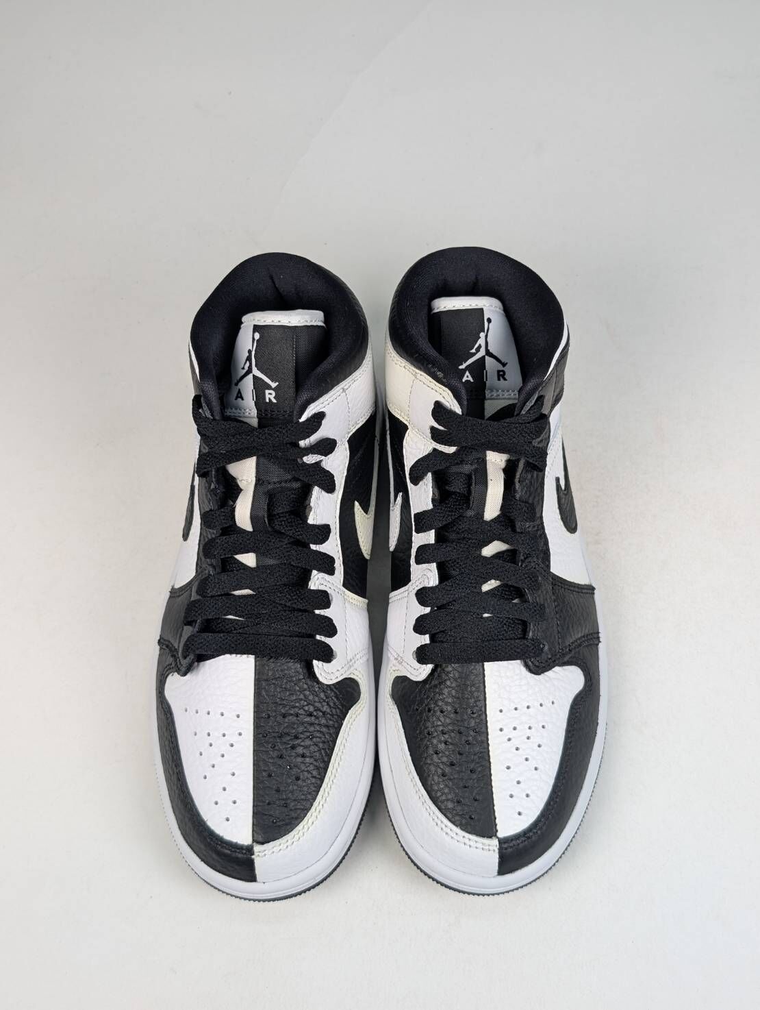 微瑕疵-左右腳鞋面泛黃 DR0501-101 W7.5 Air Jordan 1 Mid SE "Homage" Split W 陰陽熊貓 黑白 女鞋 男女段