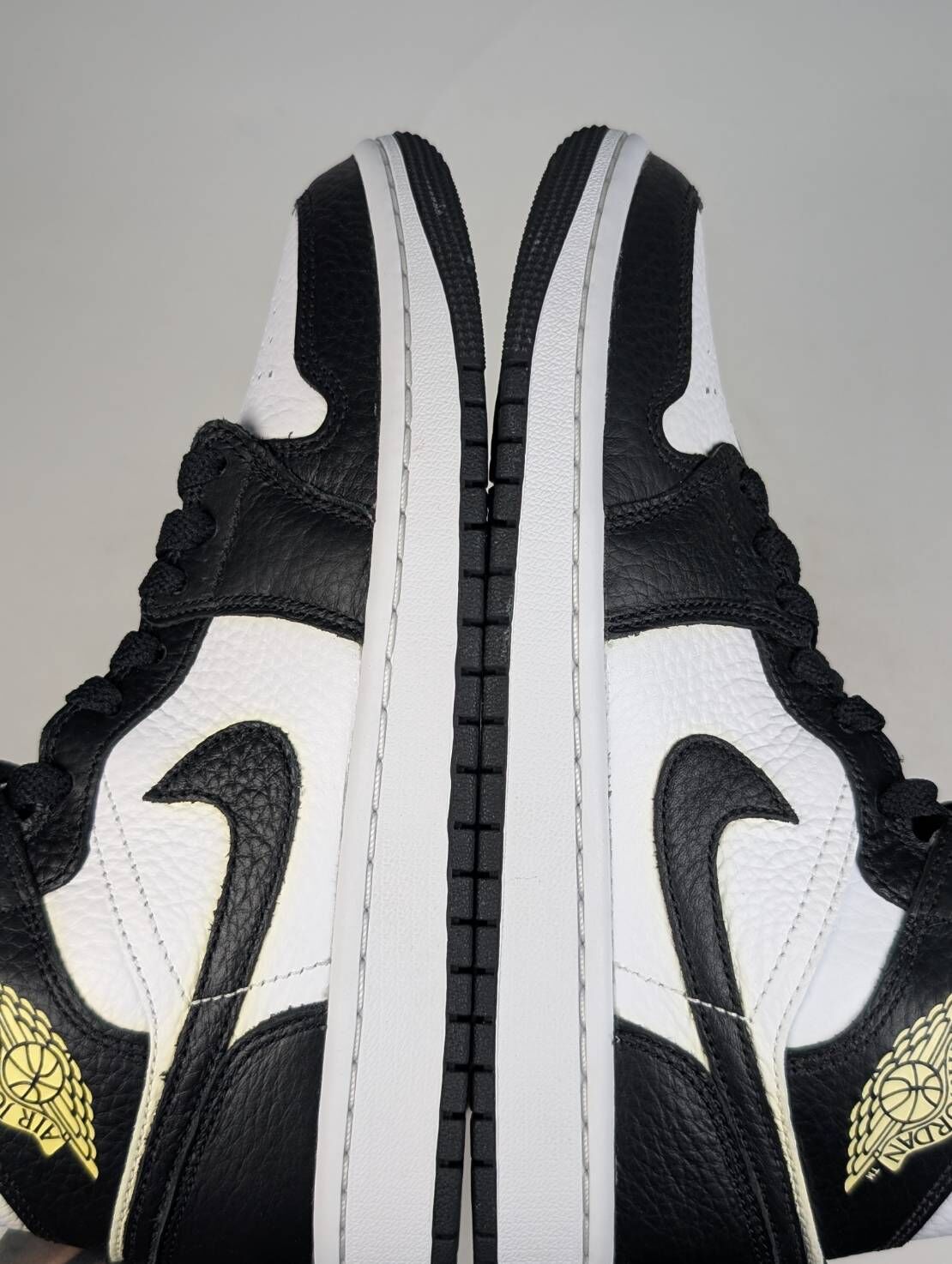 微瑕疵-左右腳鞋面泛黃 DR0501-101 W7.5 Air Jordan 1 Mid SE "Homage" Split W 陰陽熊貓 黑白 女鞋 男女段
