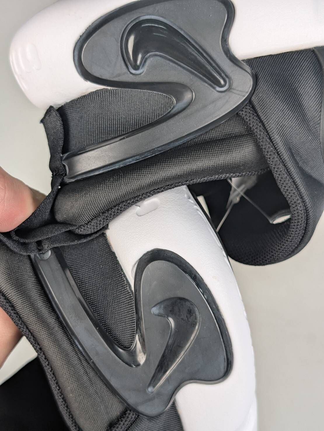 微瑕疵-右腳鞋面磨損 左右腳內外側勾勾氧化 DH3438-001 10C  NIKE DYNAMO GO 毛毛蟲 小童鞋 黑白