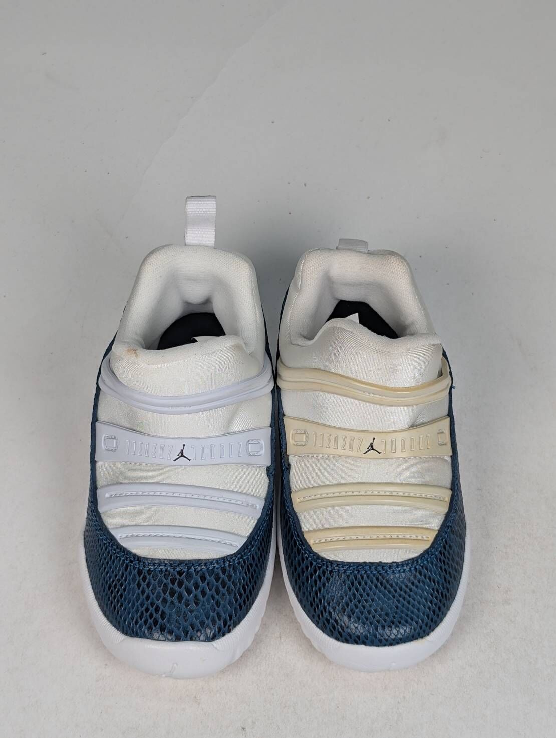 微瑕疵-左腳鞋面泛黃 右腳鞋舌髒污 BQ7102-102 8C  Air Jordan 11 Low Retro Blue Snakeskin TD 藍蛇紋 小童