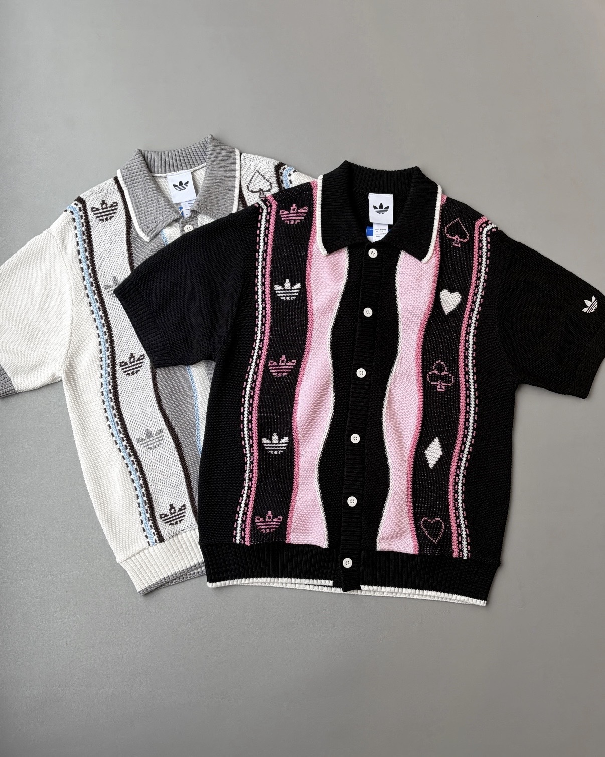 DISNEY 迪士尼 愛麗絲的夢遊仙境 X ADIDAS 柴郡貓 妙妙貓 針織 排扣POLO衫 短袖 男女款 黑色 KY8309 灰色 KY8310 / 預購