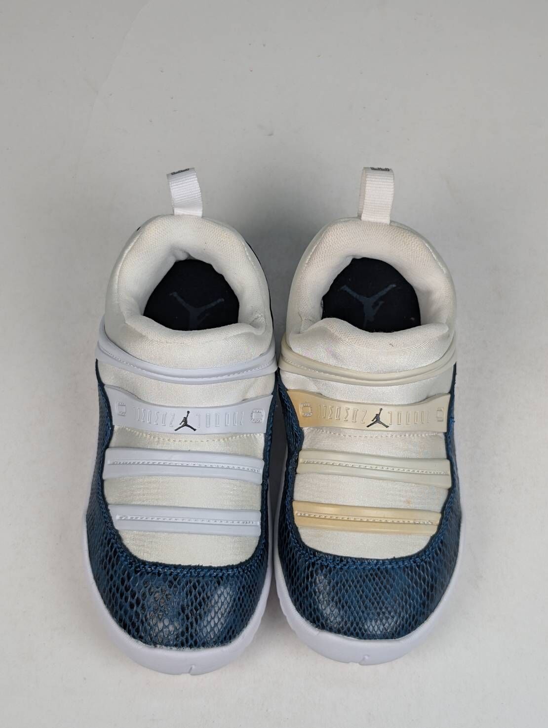 微瑕疵-左腳鞋面泛黃 右腳鞋口髒污 BQ7101-102 11C Air Jordan 11 Low Retro 'Blue Snakeskin' PS 藍蛇紋 中童