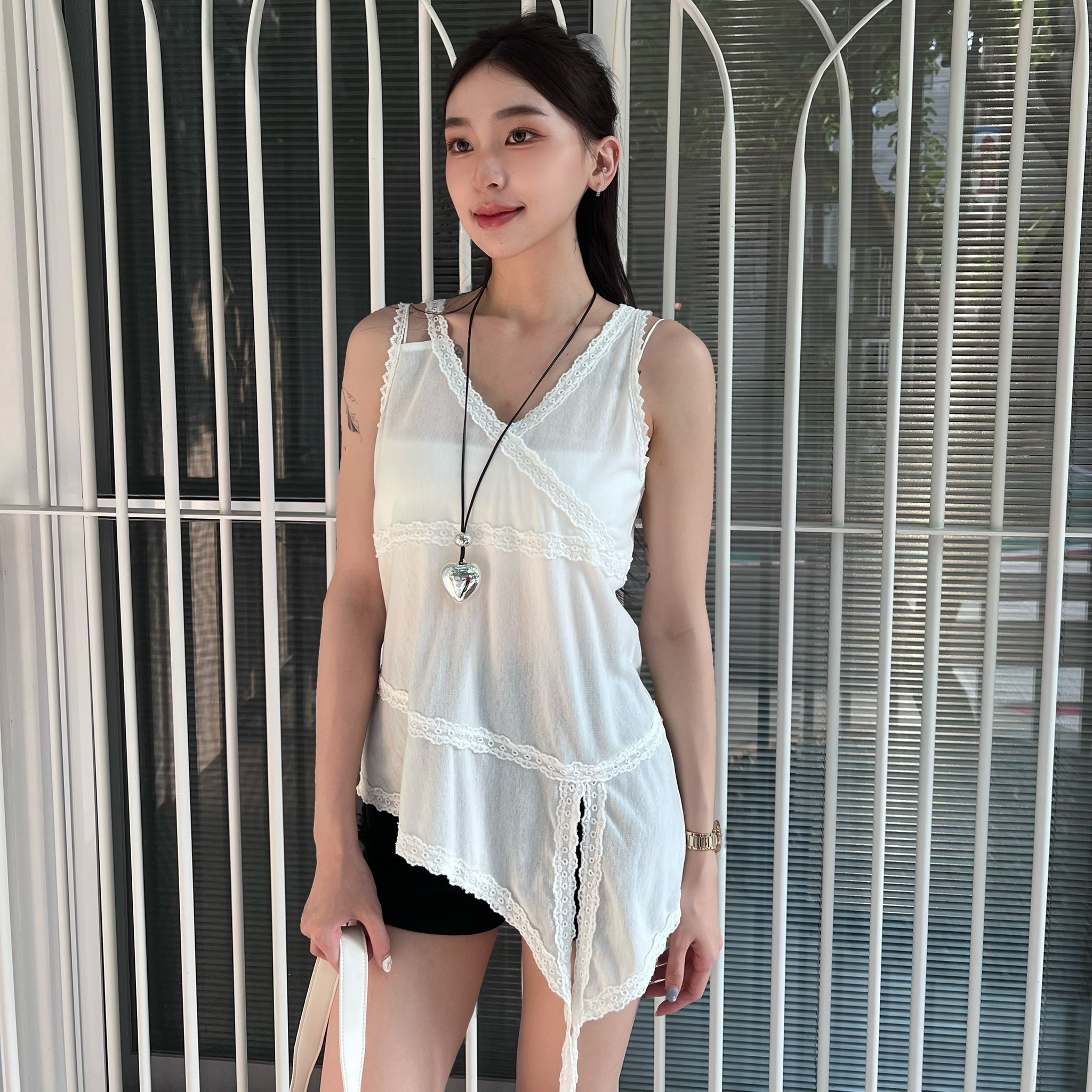 蕾絲滾邊不對稱飄帶背心