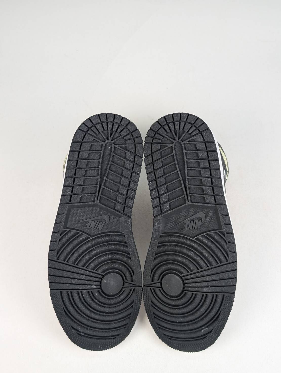 微瑕疵-左右腳內外側泛黃 DR0501-101 W5.5 Air Jordan 1 Mid SE "Homage" Split W 陰陽熊貓 黑白 女鞋 男女段