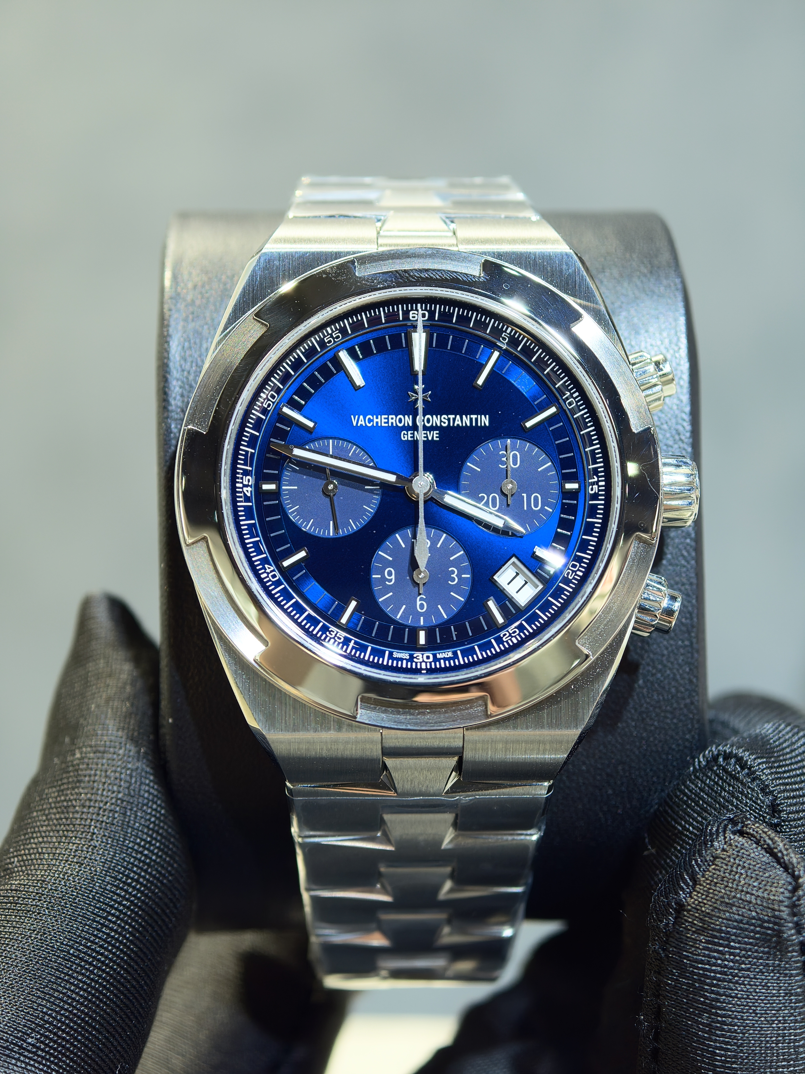 BRAND NEW VACHERON CONSTANTIN 5520V/210A-B148 OVERSEAS BLUE DIAL STEEL OVERSEAS CHRONOGRAPH 43MM