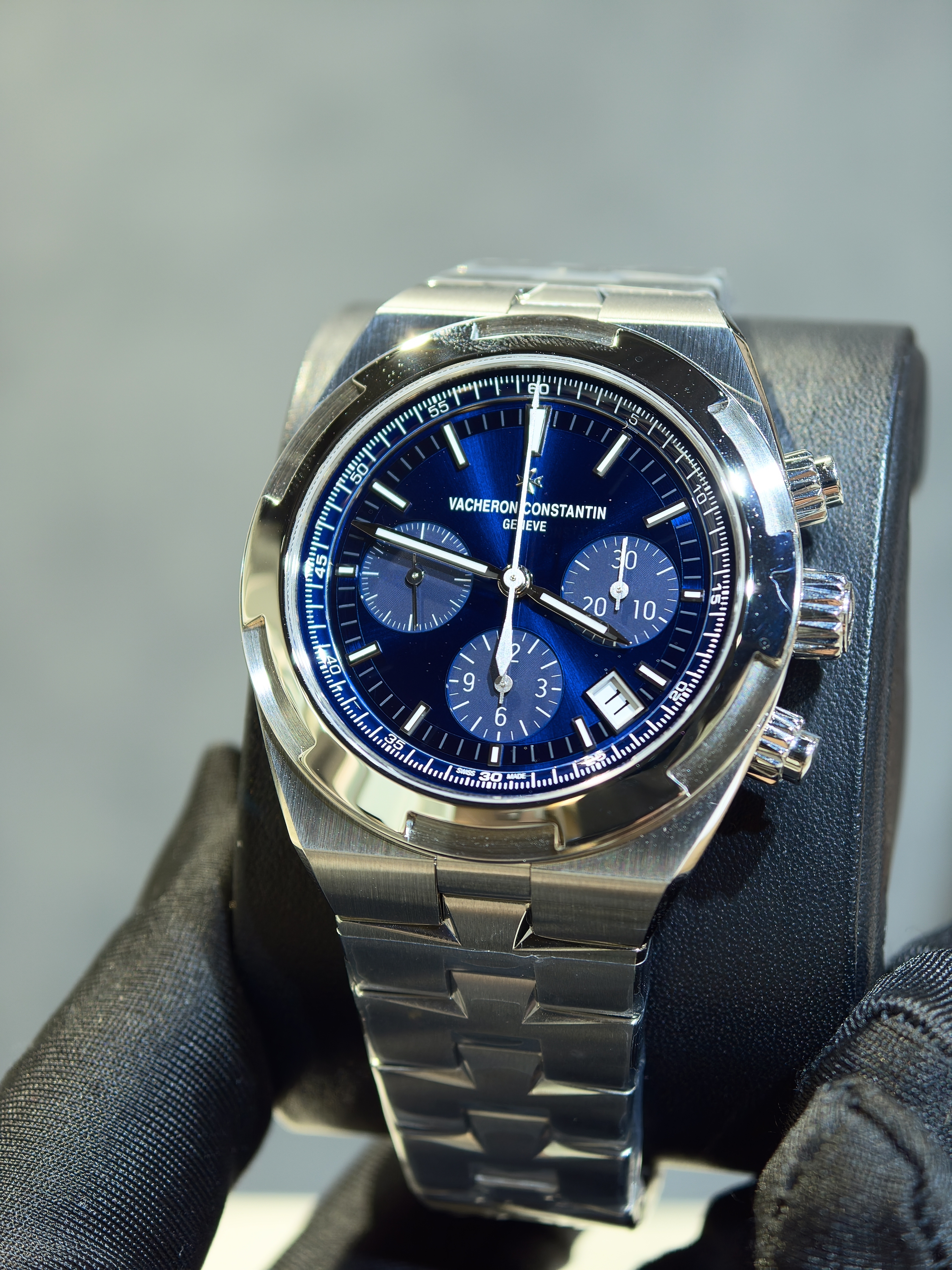 BRAND NEW VACHERON CONSTANTIN 5520V/210A-B148 OVERSEAS BLUE DIAL STEEL OVERSEAS CHRONOGRAPH 43MM