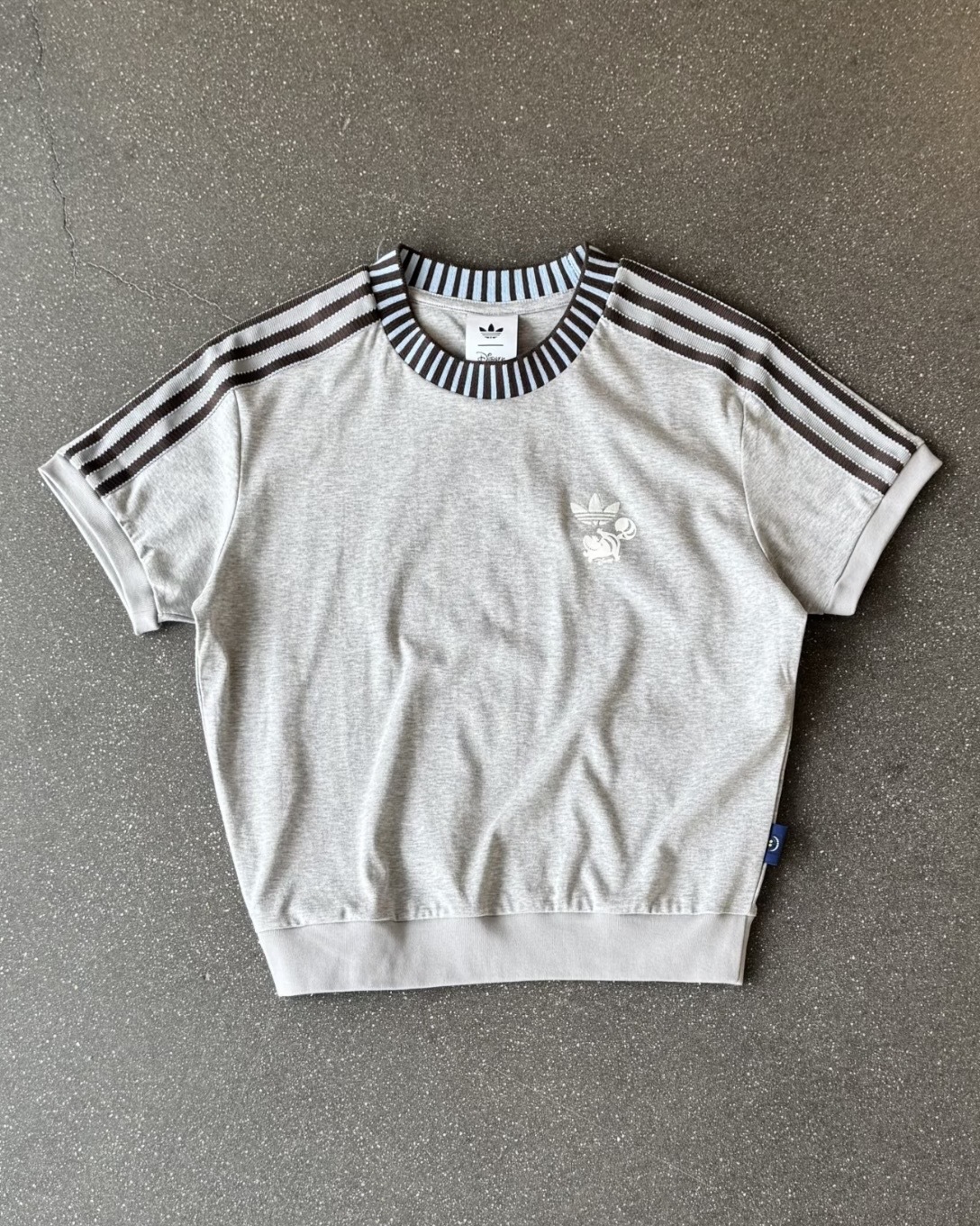 DISNEY 迪士尼 愛麗絲的夢遊仙境 X ADIDAS 柴郡貓 妙妙貓 涼感 條紋圓領 短T 短袖 女款 奶油粉 KY8315 灰色 KY8316 / 預購