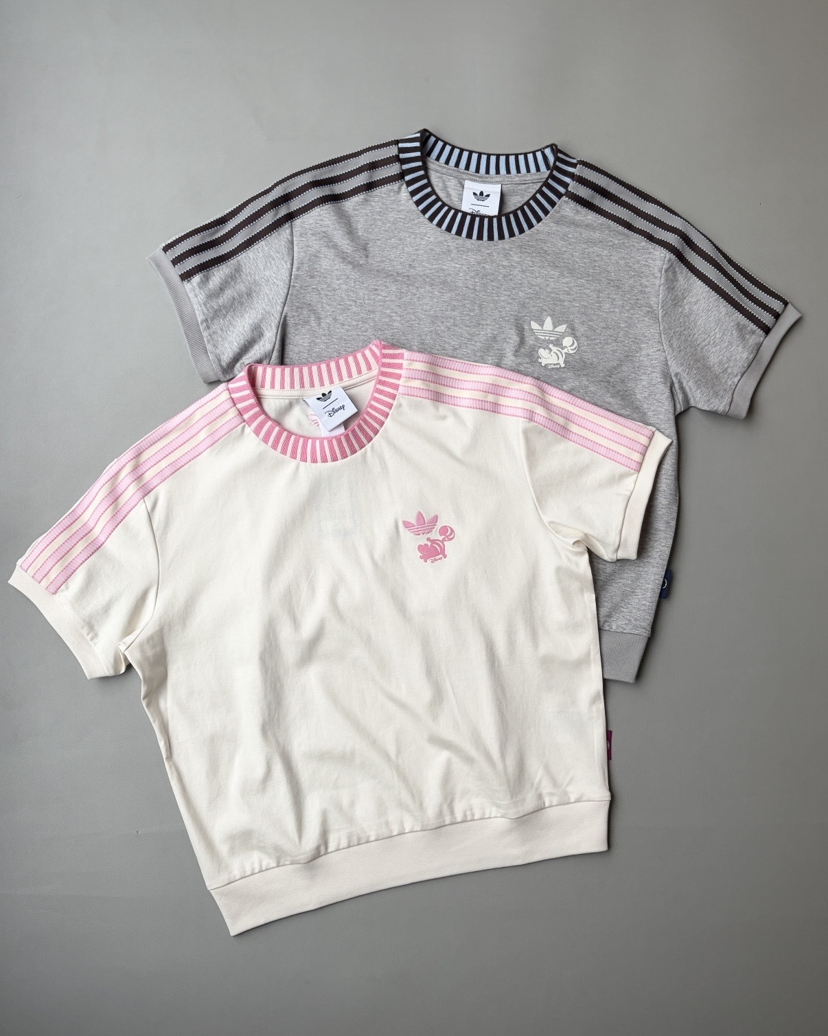 DISNEY 迪士尼 愛麗絲的夢遊仙境 X ADIDAS 柴郡貓 妙妙貓 涼感 條紋圓領 短T 短袖 女款 奶油粉 KY8315 灰色 KY8316 / 預購