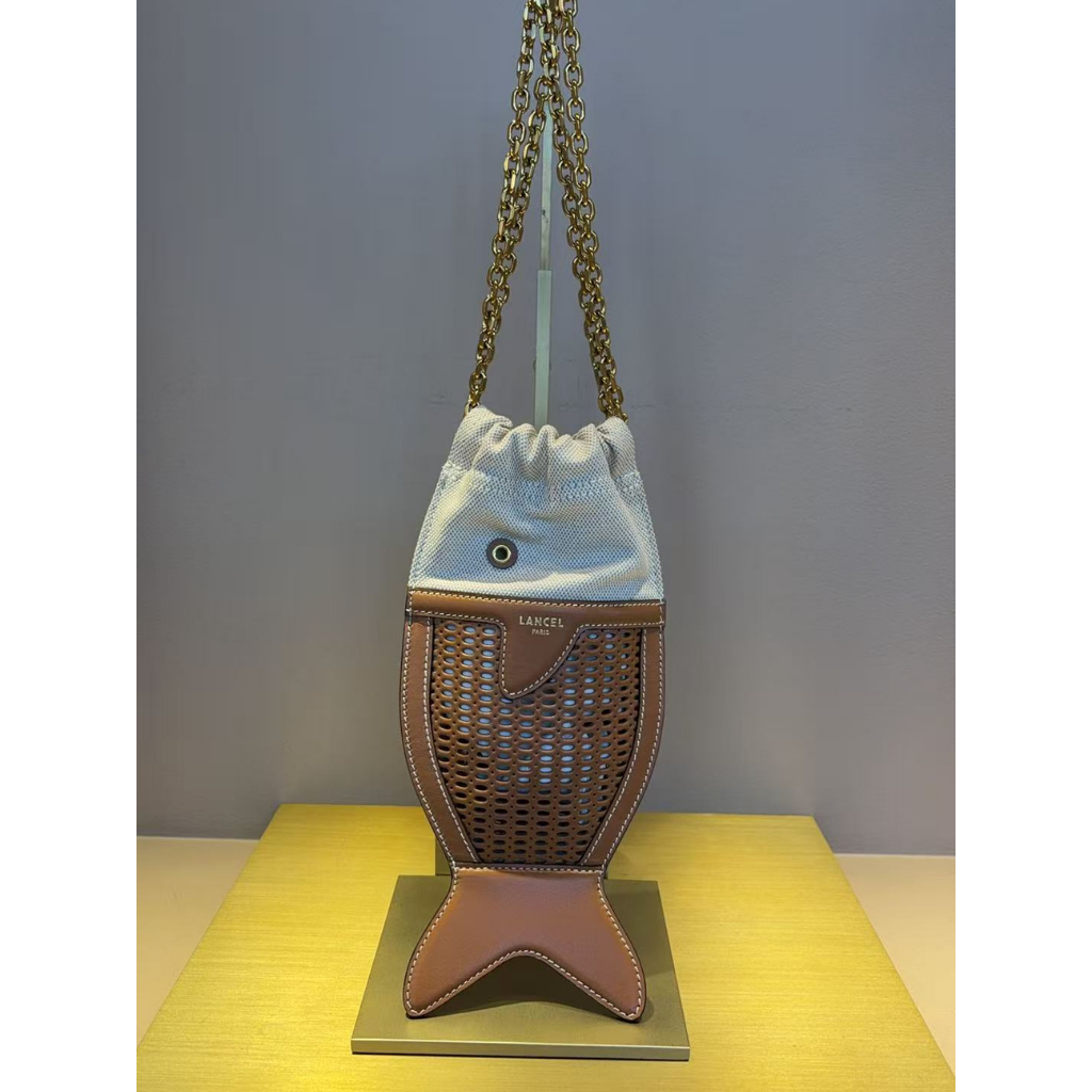 FRA-GGG0428-651 Lancel Plage pochette fish A14199 Camel (A52)
