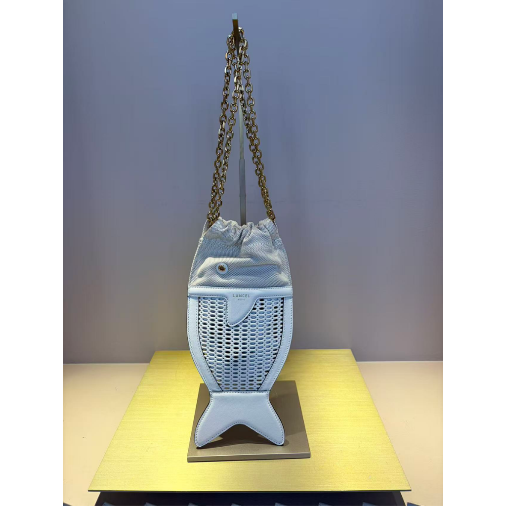 FRA-GGG0428-652 Lancel Plage pochette fish A14199 Snow (A53)