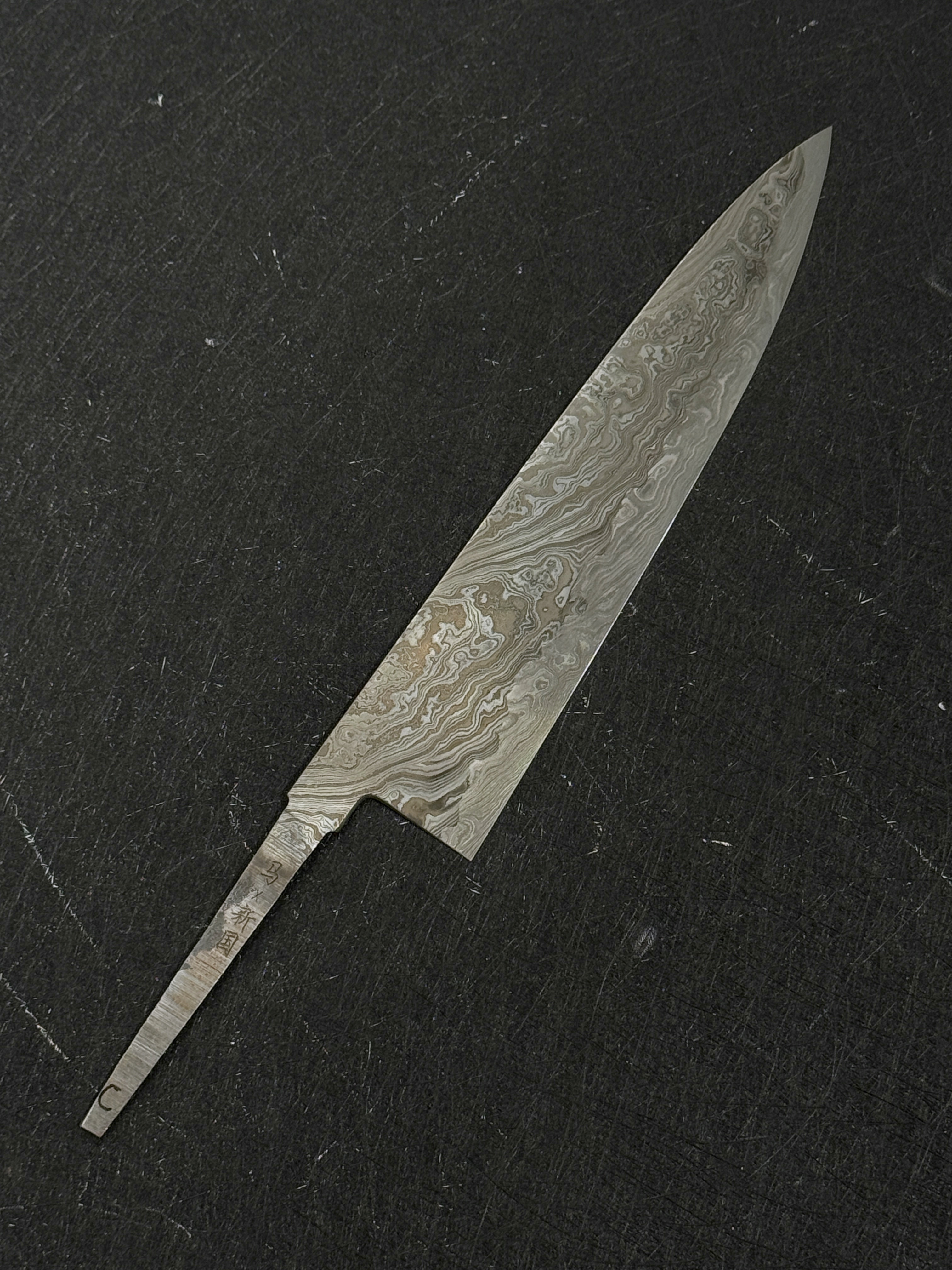 (A) Xinguo x Makaida Blue2 / 52100 Twist Damascus Gyuto