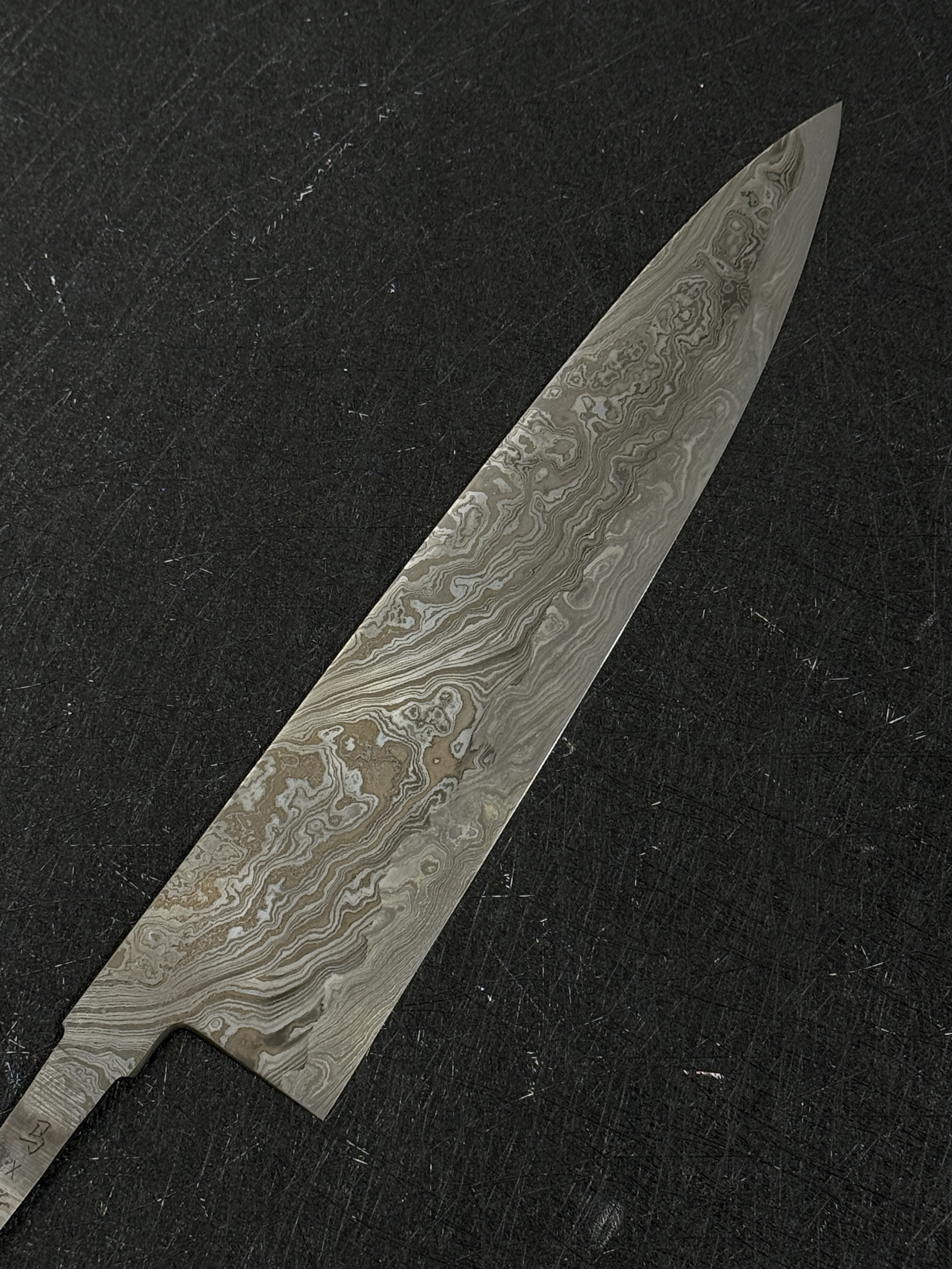 (A) Xinguo x Makaida Blue2 / 52100 Twist Damascus Gyuto