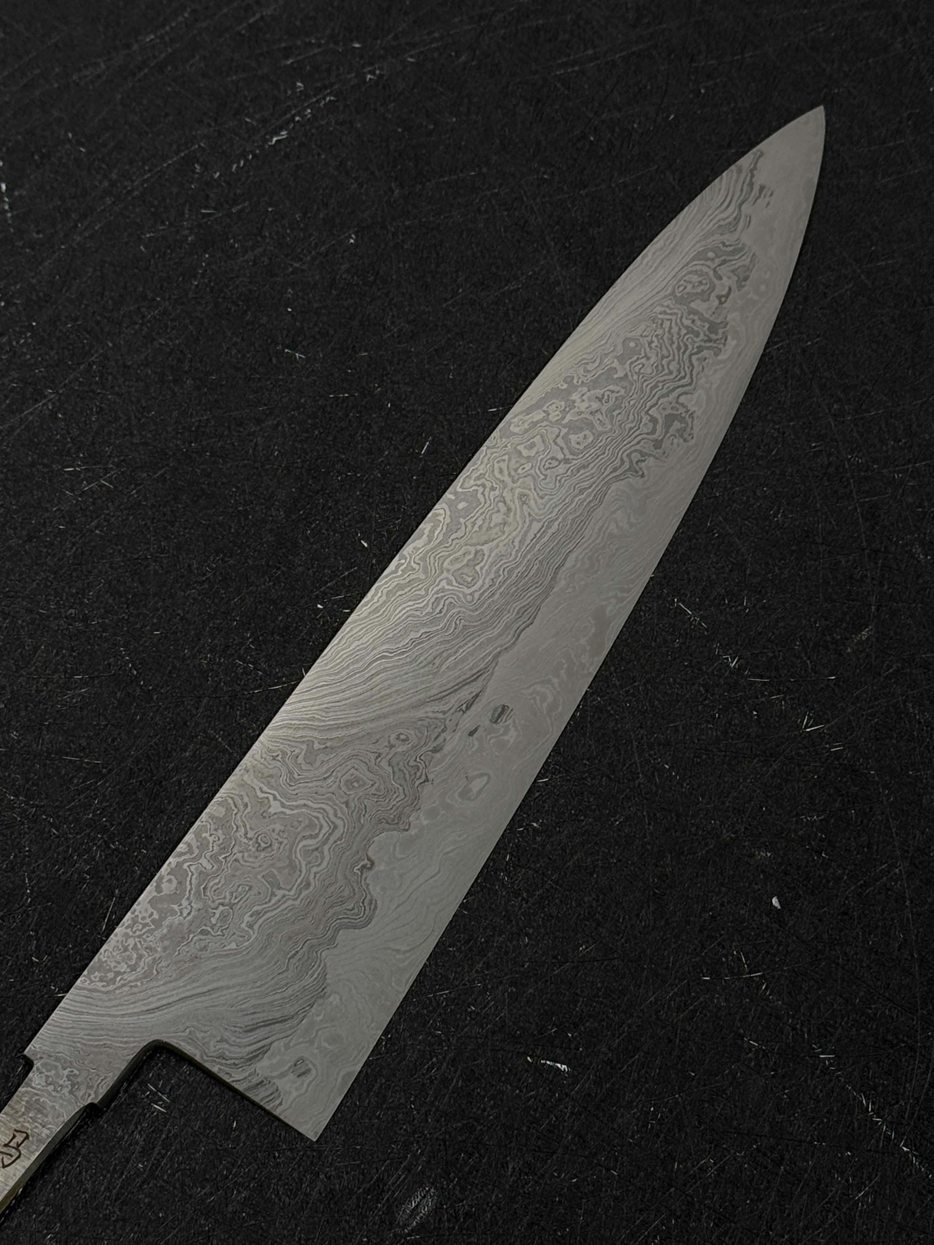 (B) Xinguo x Makaida Blue2 / 52100 Twist Damascus Gyuto