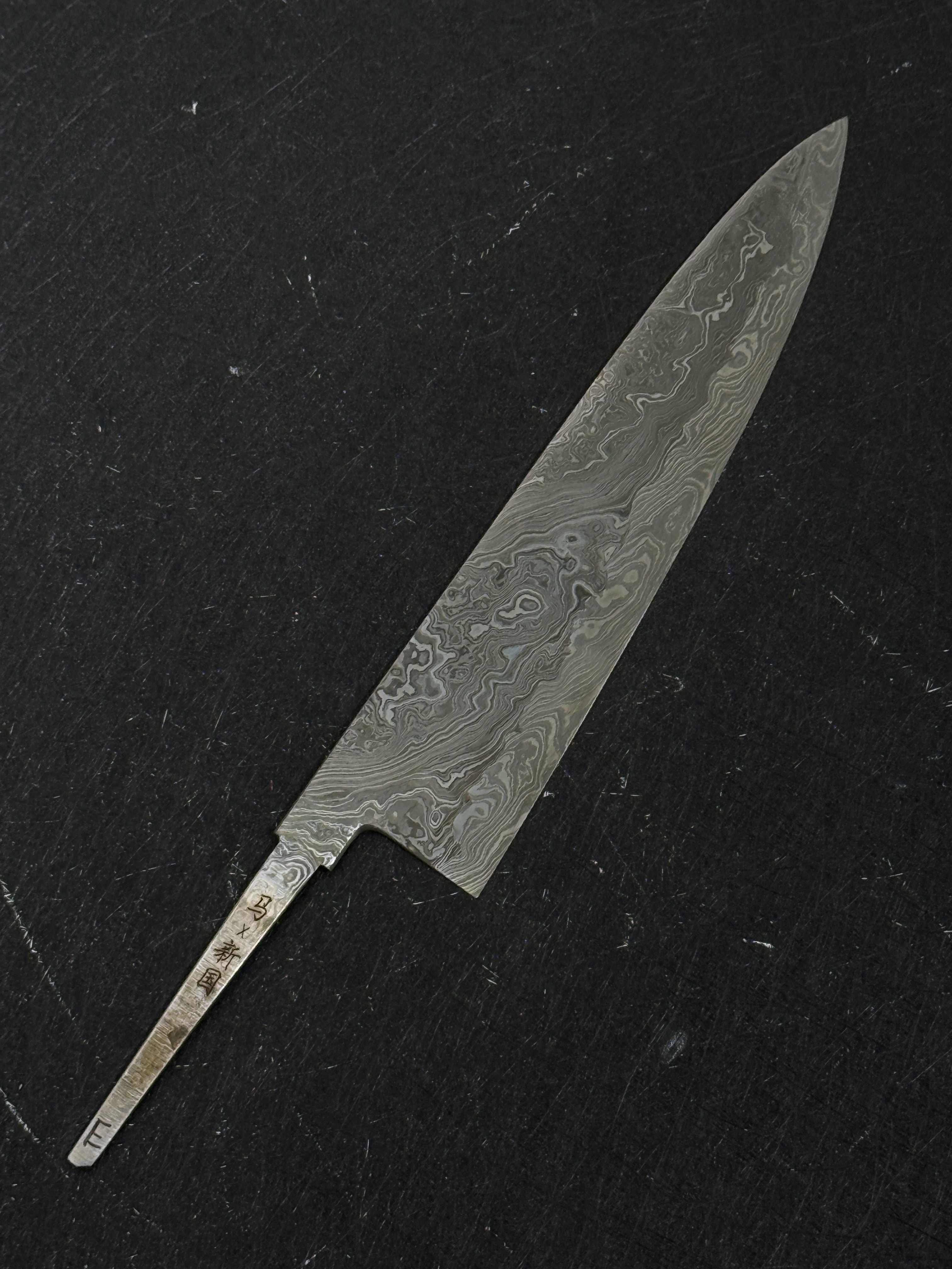 (C) Xinguo x Makaida Blue2 / 52100 Twist Damascus Gyuto