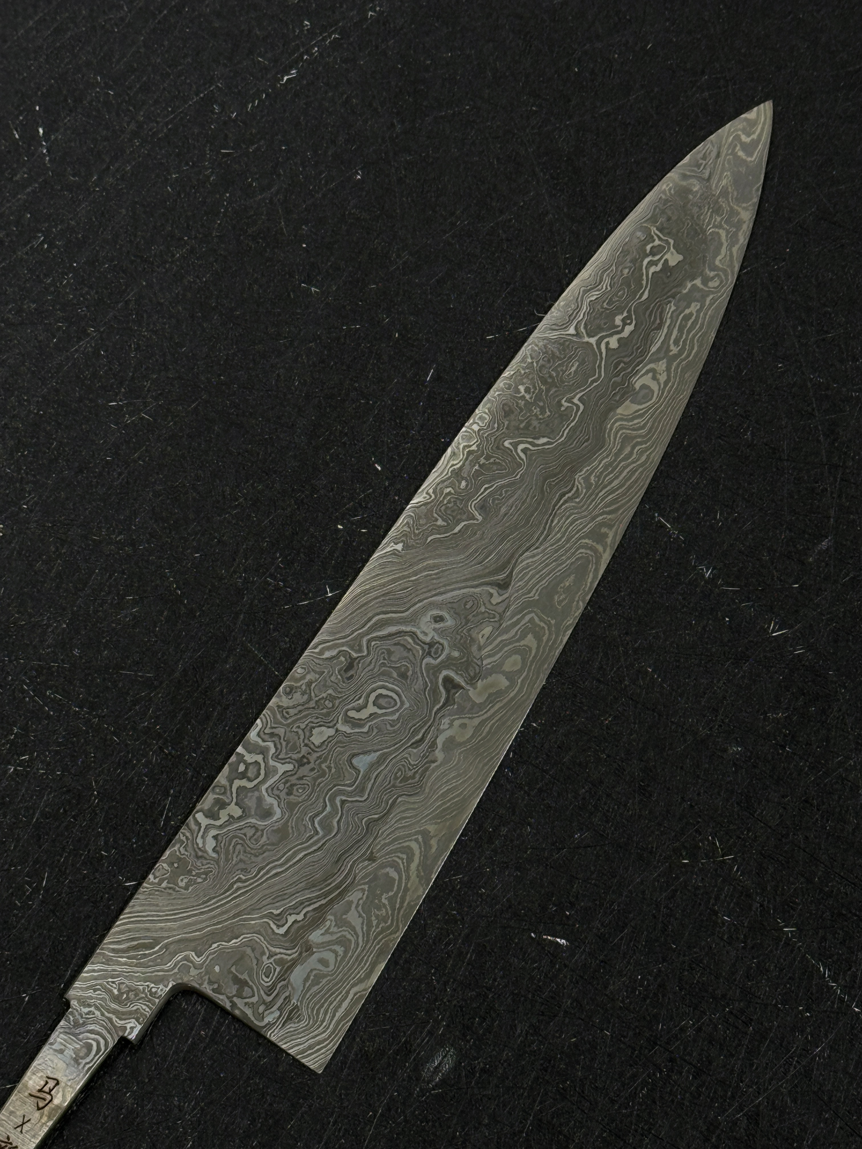 (C) Xinguo x Makaida Blue2 / 52100 Twist Damascus Gyuto