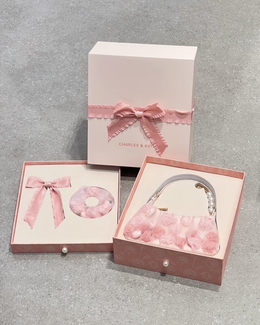 CHARLES & KEITH 小CK 520限定禮盒 粉色 花朵 菱格紋 肩背包 單肩包 蝴蝶結 髮夾 髮圈