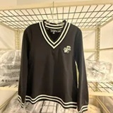 [S] KARL LAGERFELD BLACK VARSITY PATCH V-NECK SWEATSHIRT, L6TH7A21-BLK (SKL1607)