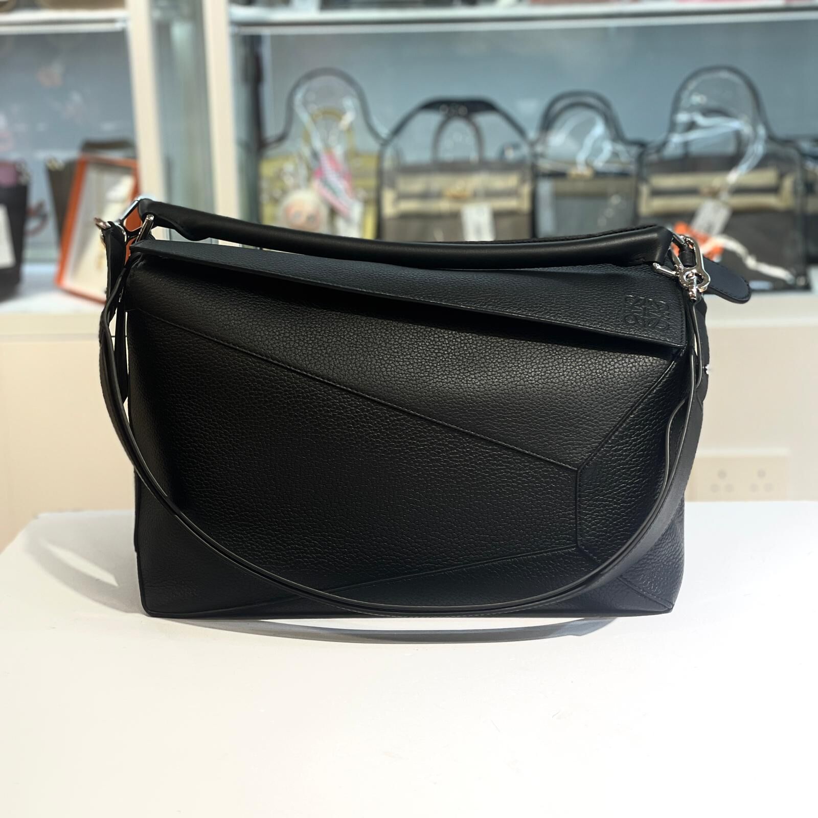 低於半價!!! 全新LOEWE PUZZLE EDGE LARGE SHOULDER BAG 黑色牛皮大號,#男女合用 #BRAND NEW #香榭站正品