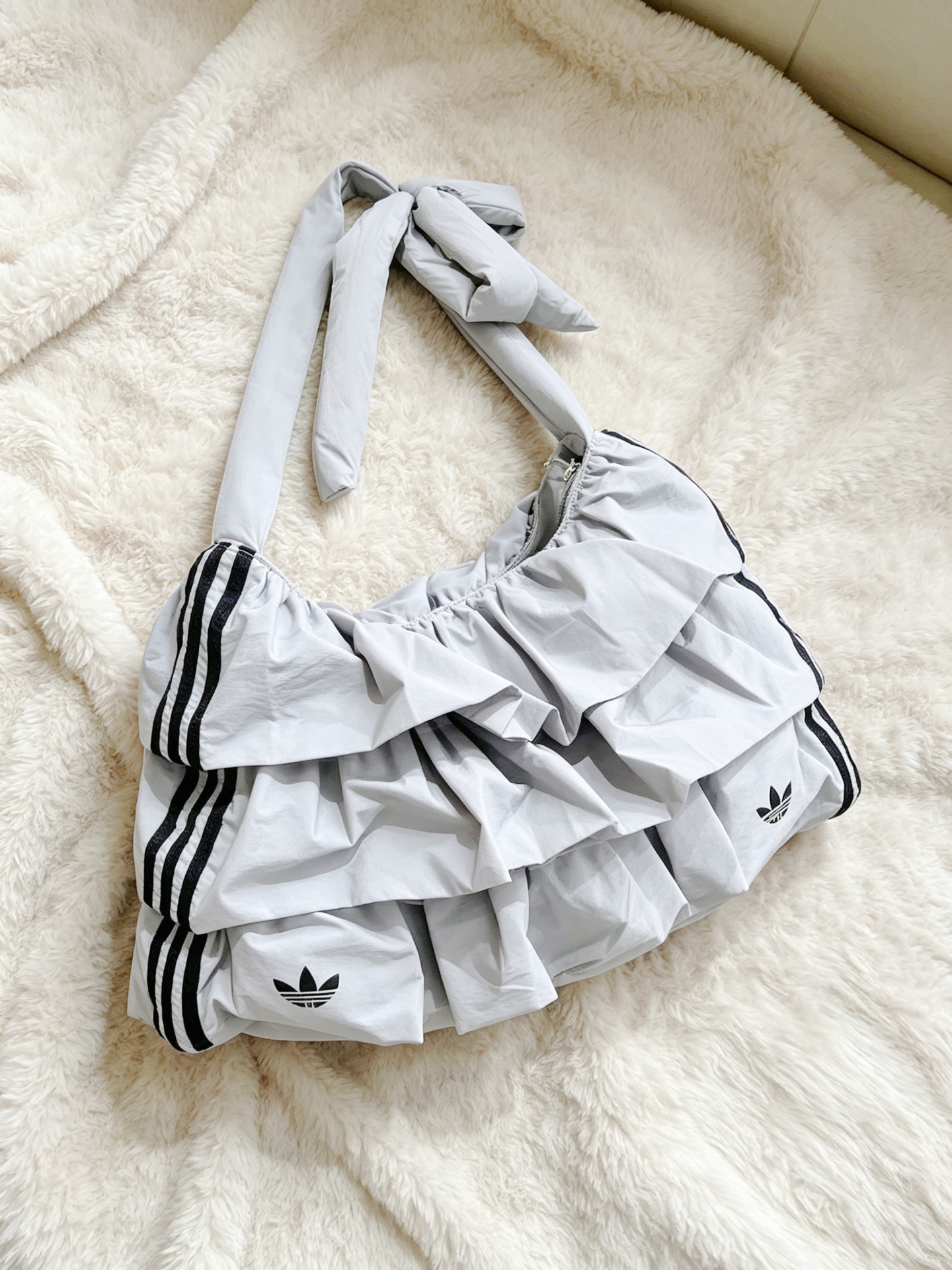代購-Adidas Originals 雙層荷葉邊設計 單肩包 淺灰色 IA8913
