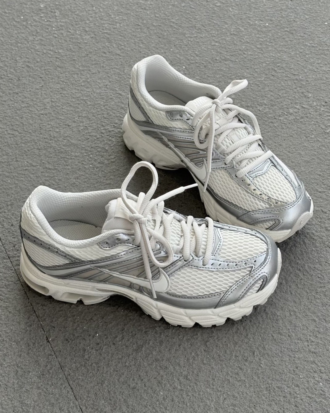 NIKE AIR MAX MOTO 2K 奶茶色 奶油白 米色 灰銀 復古 Y2K 女鞋 HQ2056-108 / 預購