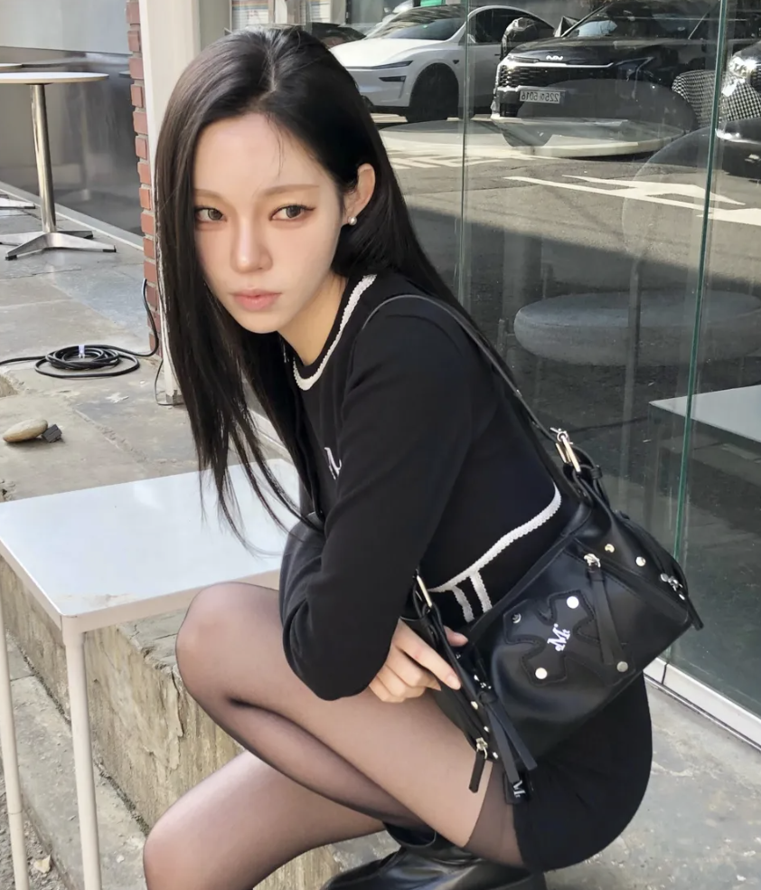 韓國🇰🇷連線 MUCENT 十字鉚皮革貼片迷你肩背包 肩背包 手提包 托特包 機車包 黑色(任買兩件7-11免運)/預購