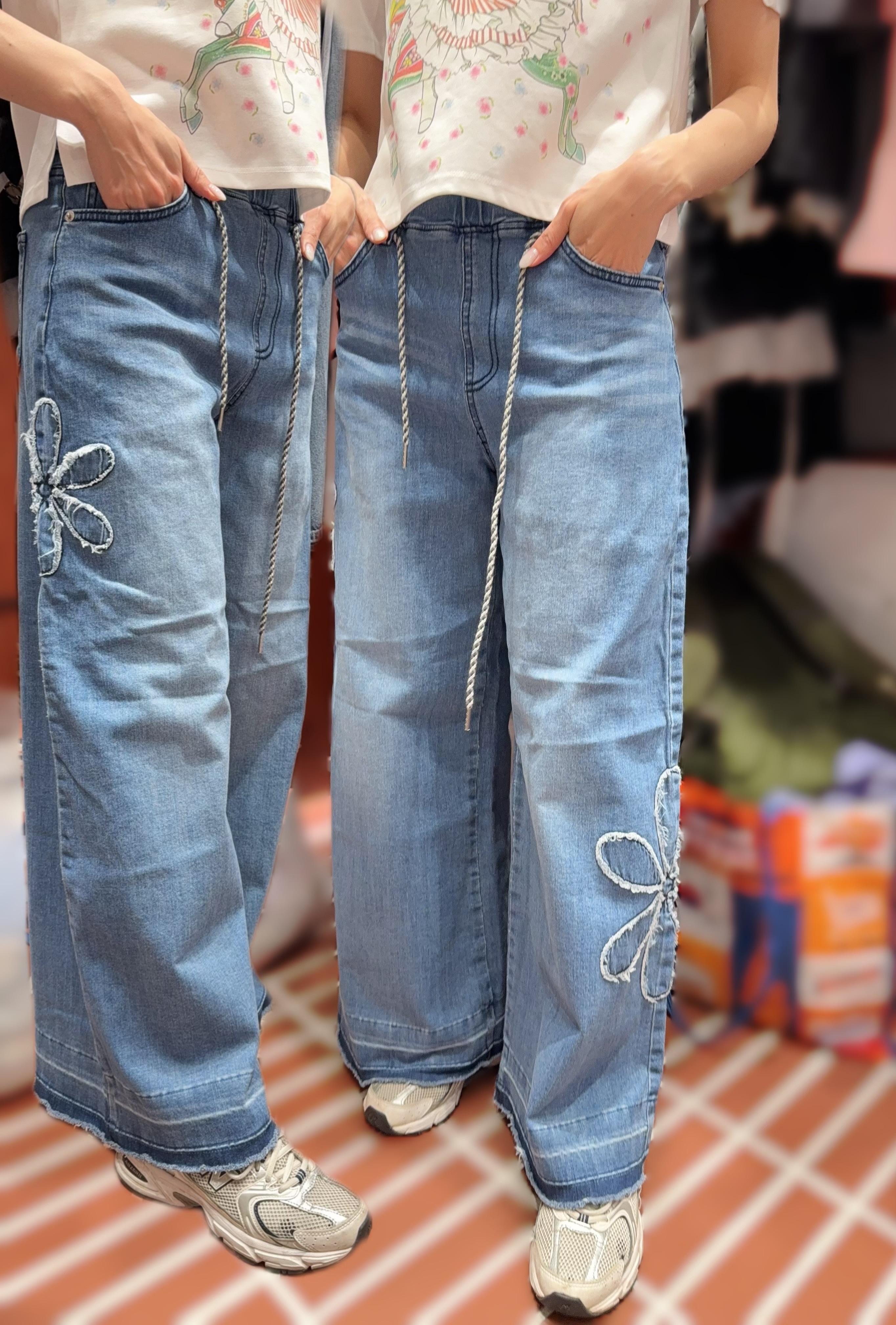 IL30   花花牛仔濶褲  S:腰 26 -38  HIP 46  長 40     /M:腰27.5 -39.5     HIP 47.5  長 40    /L:腰 29 -40  HIP 49  長40    $499 (一口價)