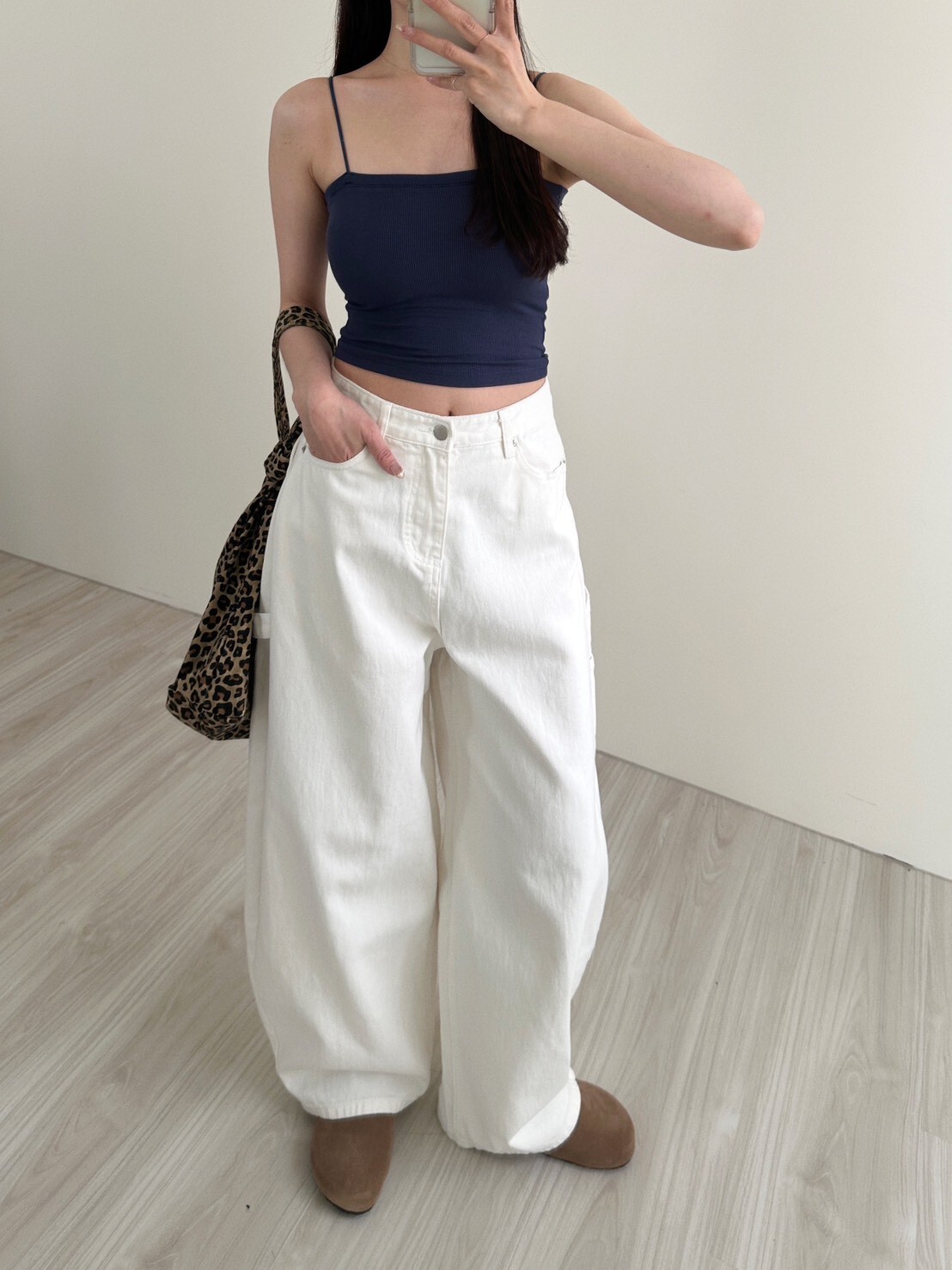 好好看！後口袋愛心彎刀褲