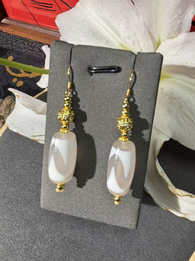 SK147 雪域白虎牙耳環 (C49) **連盒