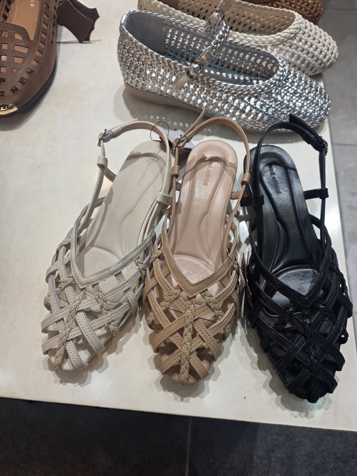 SH6112 編織V口真皮平底鞋 *買大一碼*