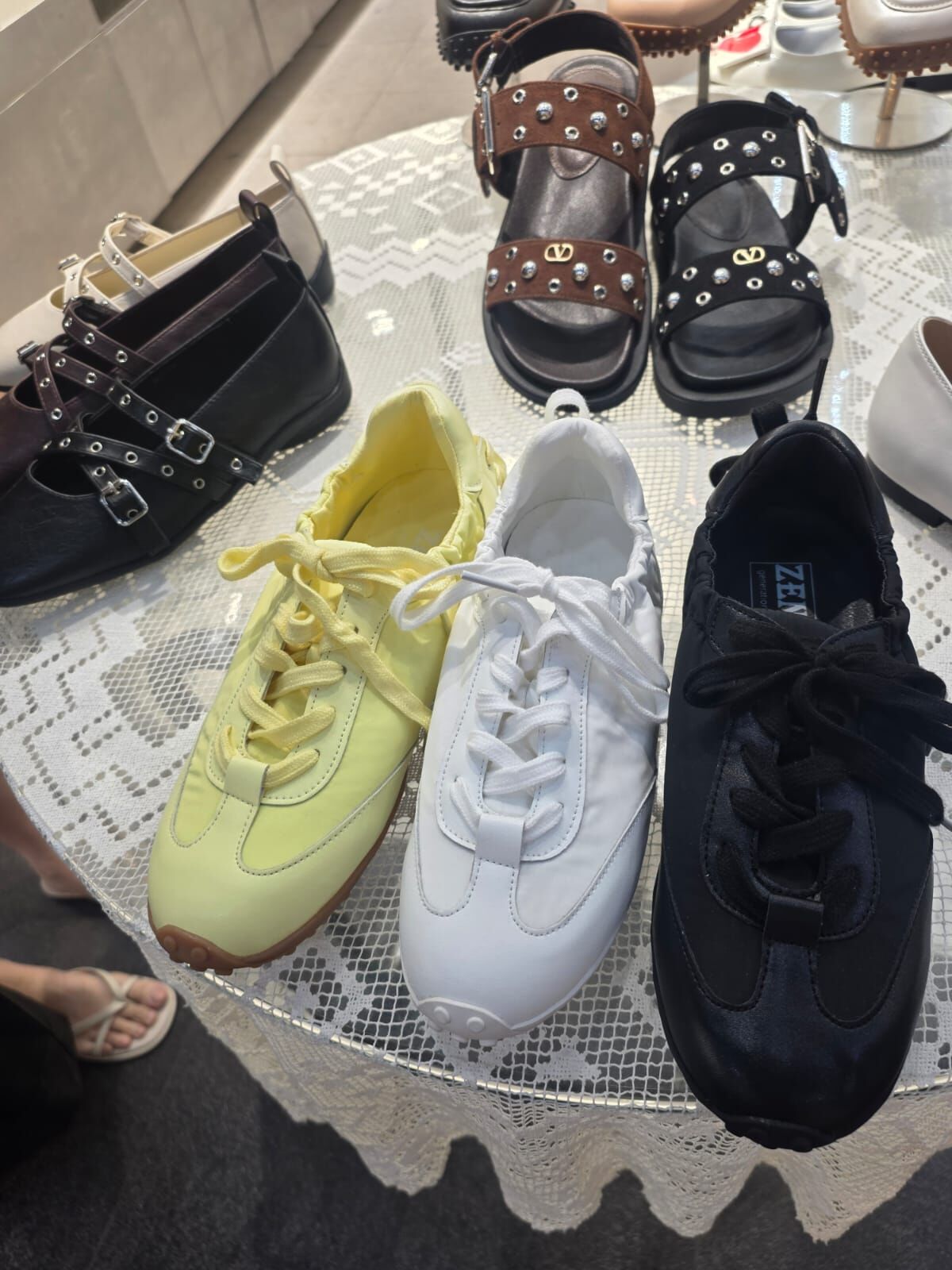 SH6132 後綁帶德訓鞋 *買大一碼*