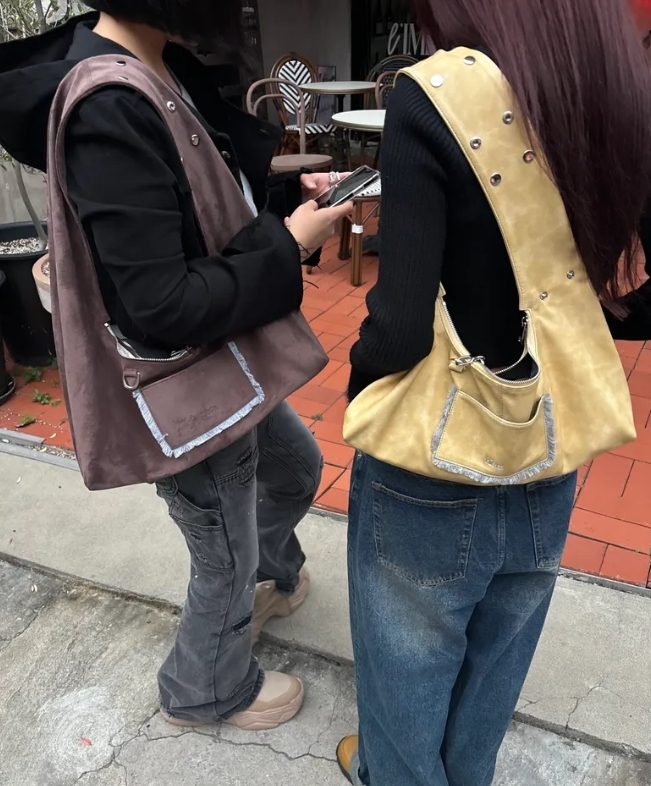 （預購）hieta Tina 口袋鉚釘肩背包