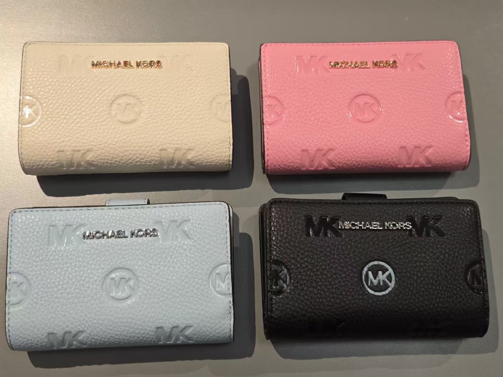 【預購】H042853 Michael Kors 荔枝紋皮革字母壓印中夾