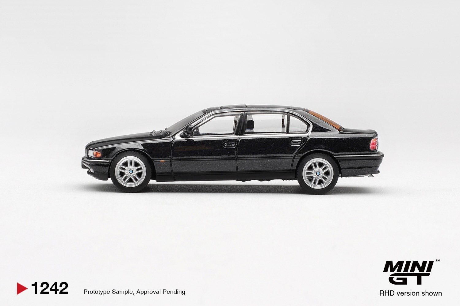 預訂:1/64 MINI GT BMW 750IL Black Sapphire (MGT01242-R)