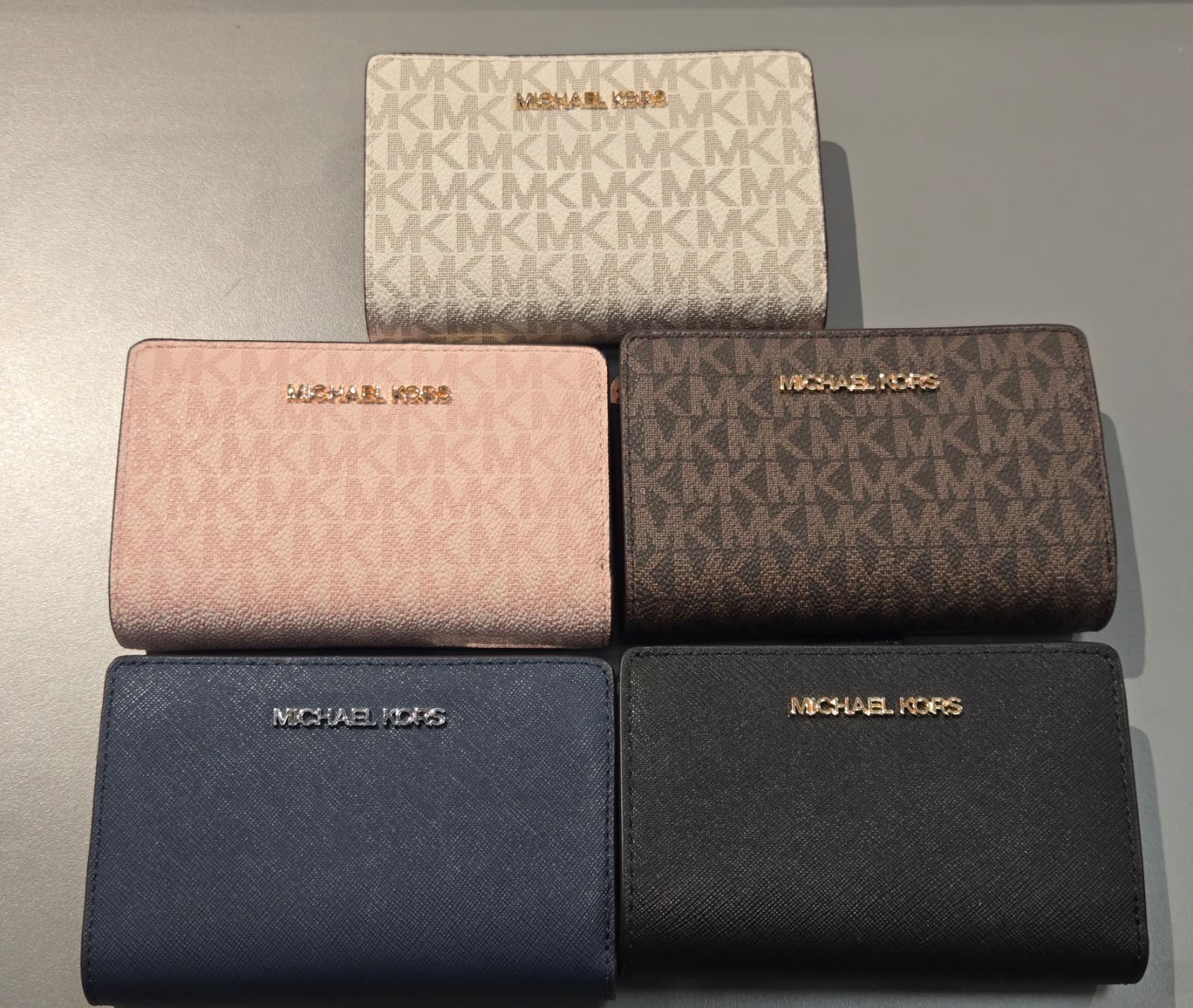 【預購】H042854 Michael Kors 防刮皮革對折中夾