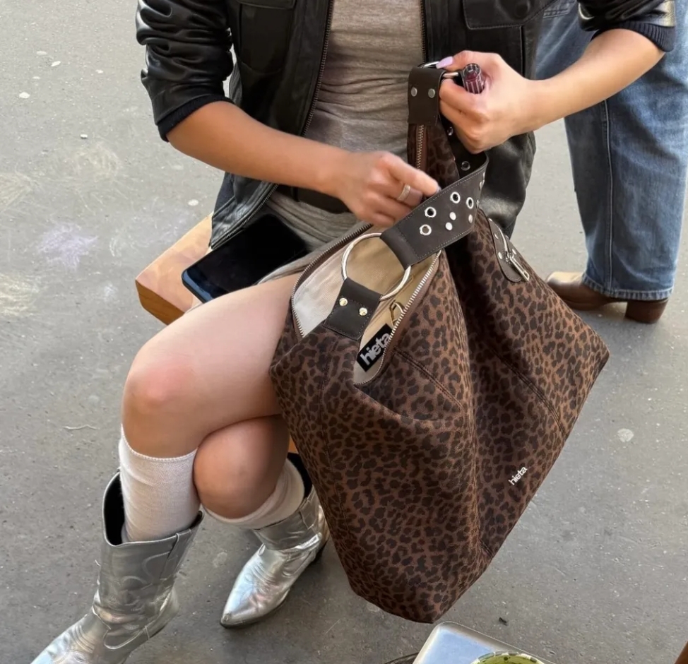 （預購）hieta Carrie 大容量皮革流浪包