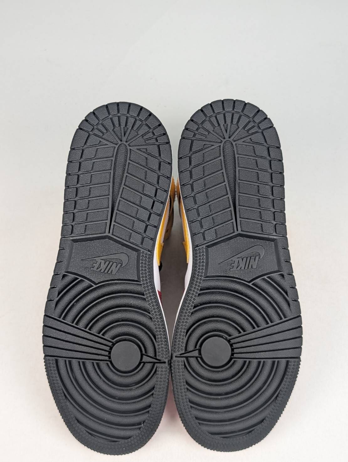 微瑕疵-左右腳中底色差 DJ0336-067 5.5Y Jordan 1 Mid SEMotorsports (GS)