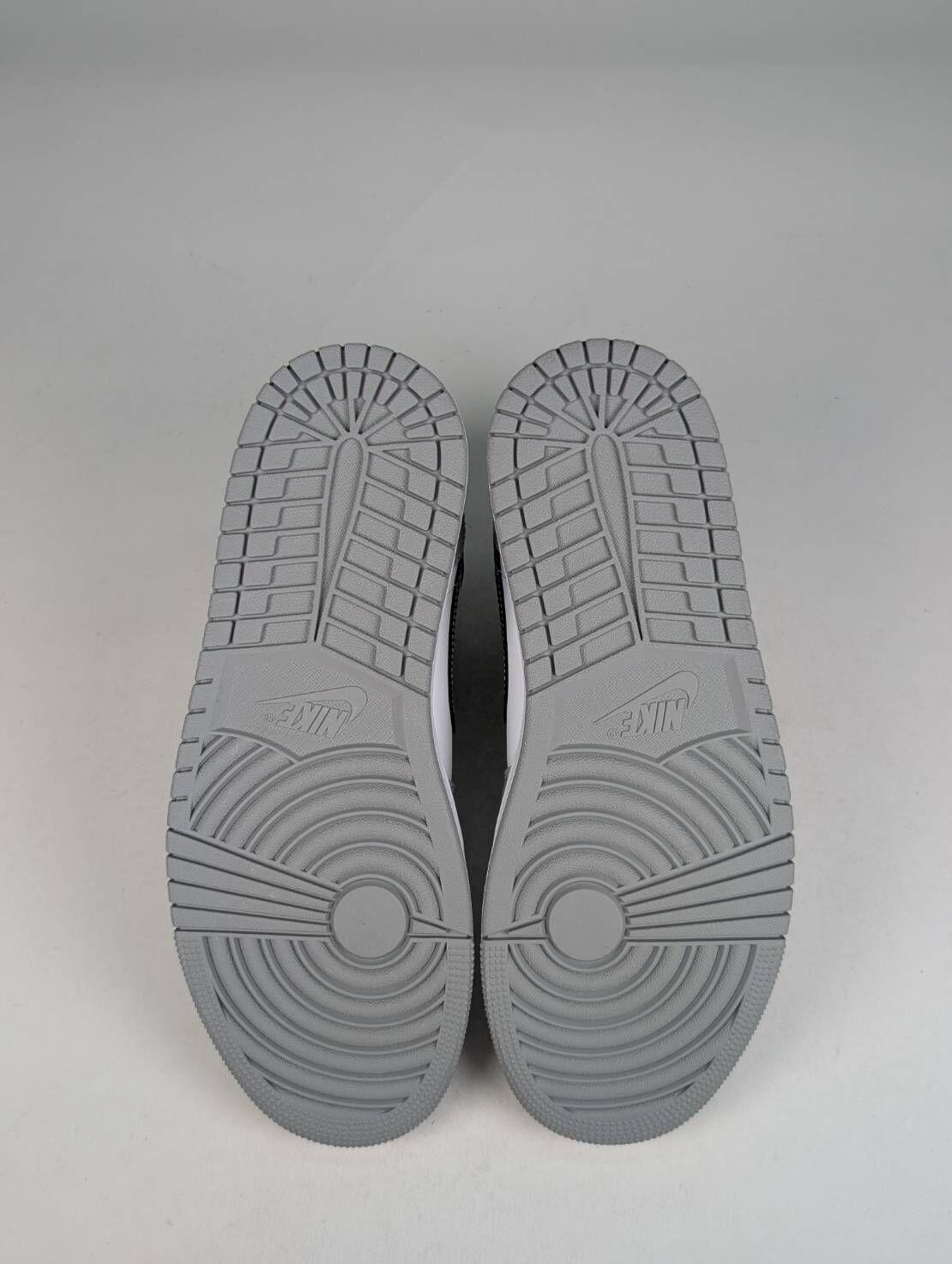 微瑕疵-左右腳中底上方泛黃 554724-078 M8.5 Air Jordan 1 Mid '' Light Smoke Grey '' 煙灰黑 小Dior 男鞋