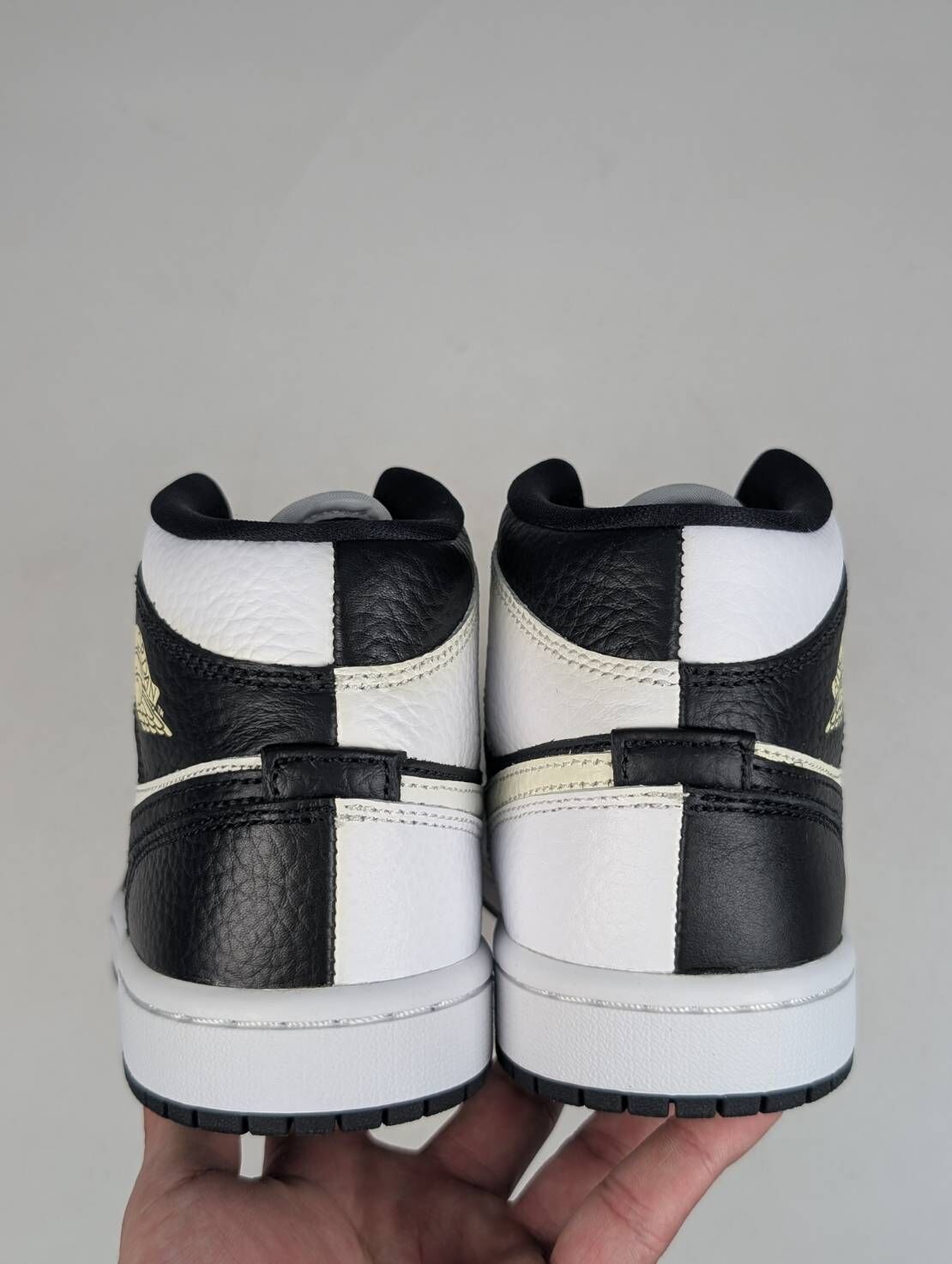 微瑕疵-左右腳內外側泛黃 DR0501-101 W6 Air Jordan 1 Mid SE "Homage" Split W 陰陽熊貓 黑白 女鞋 男女段