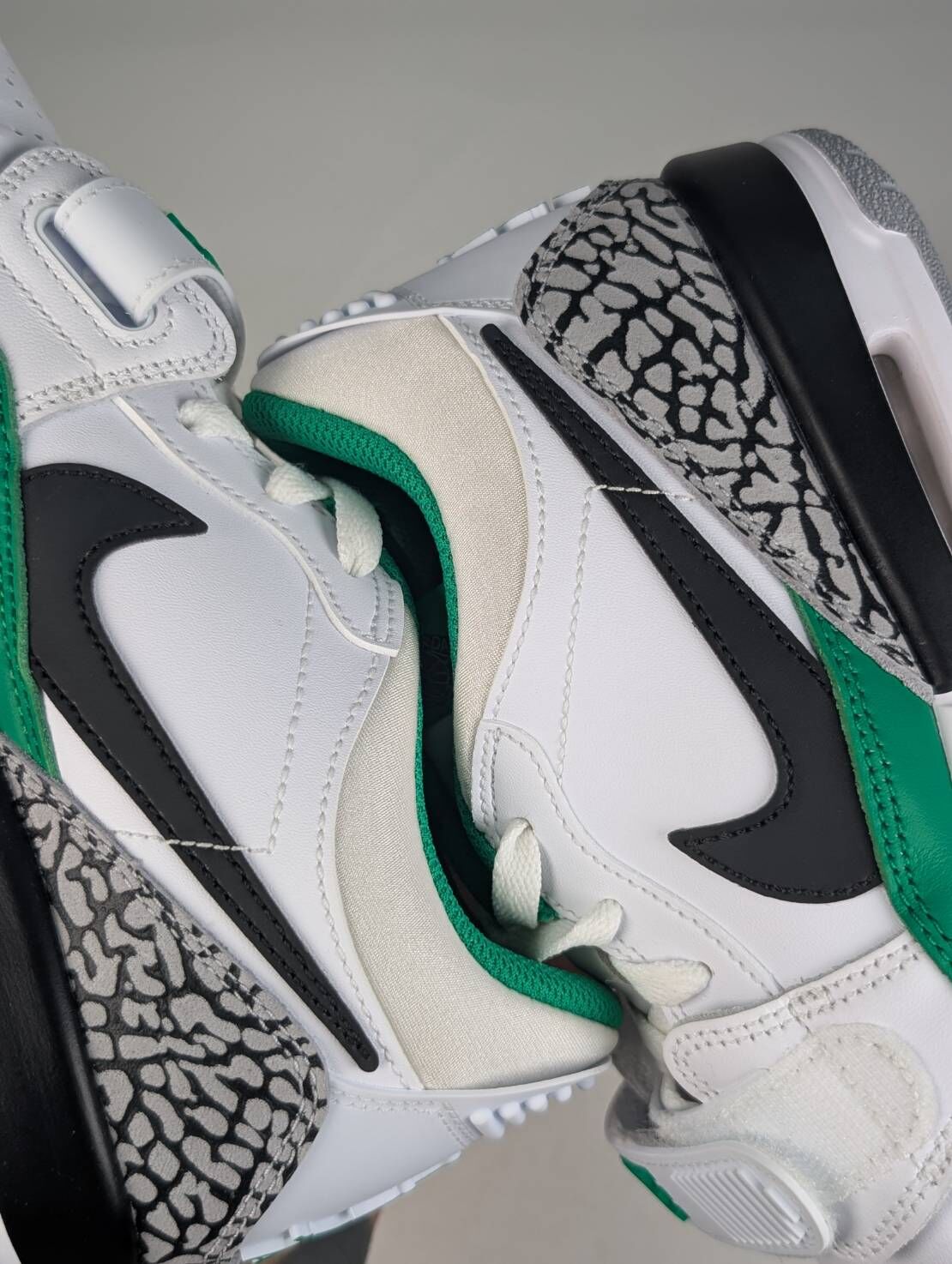 微瑕疵-左右腳鞋口兩側泛黃 FN3407-101 6Y AIR JORDAN LEGACY 312 LOW "Celtics" (GS) 白綠 爆裂紋 女鞋 大童