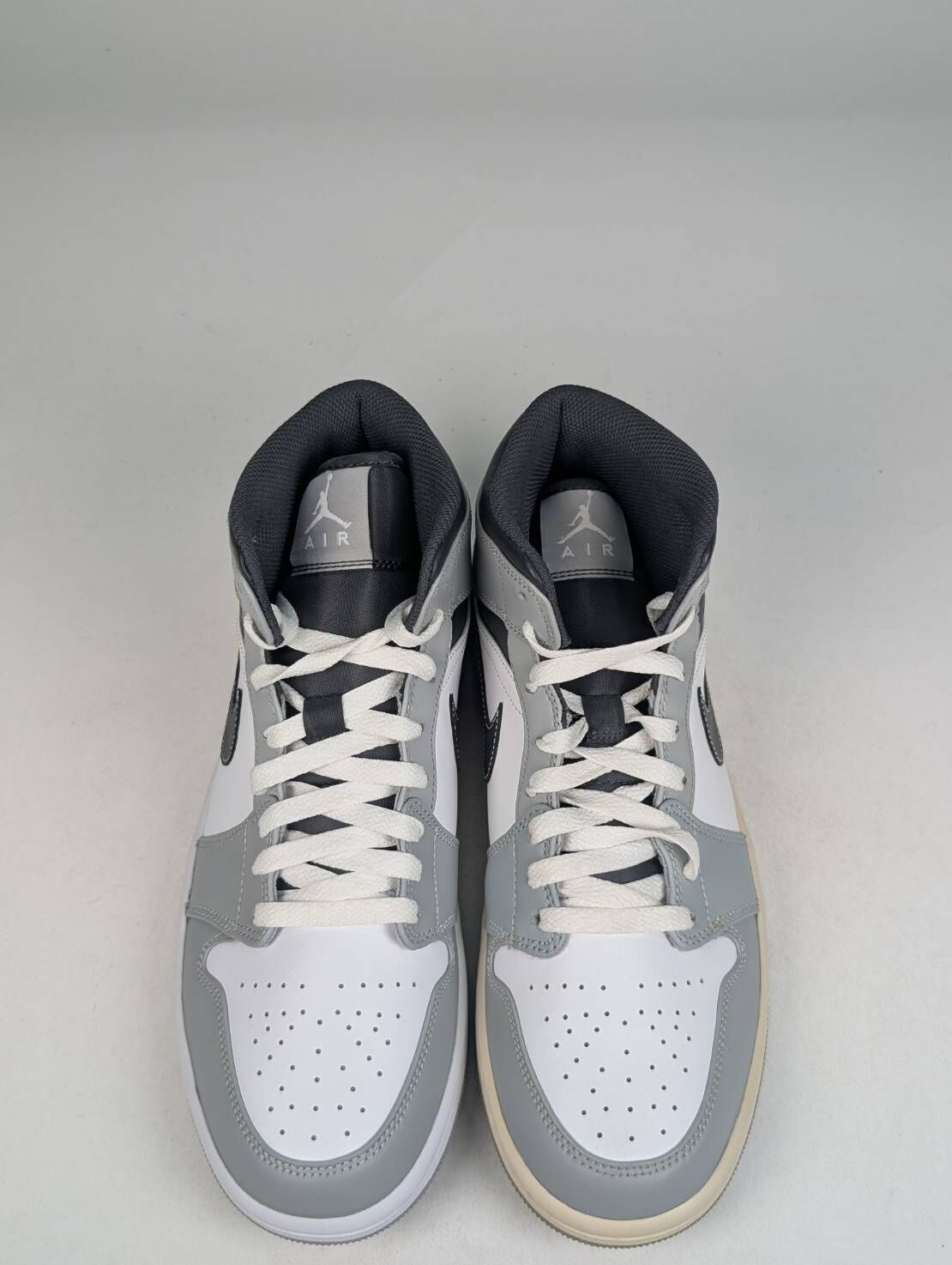 微瑕疵-左右腳鞋面色差右腳後跟泛黃 554724-078 M9.5 Air Jordan 1 Mid '' Light Smoke Grey '' 煙灰黑 小Dior 男鞋