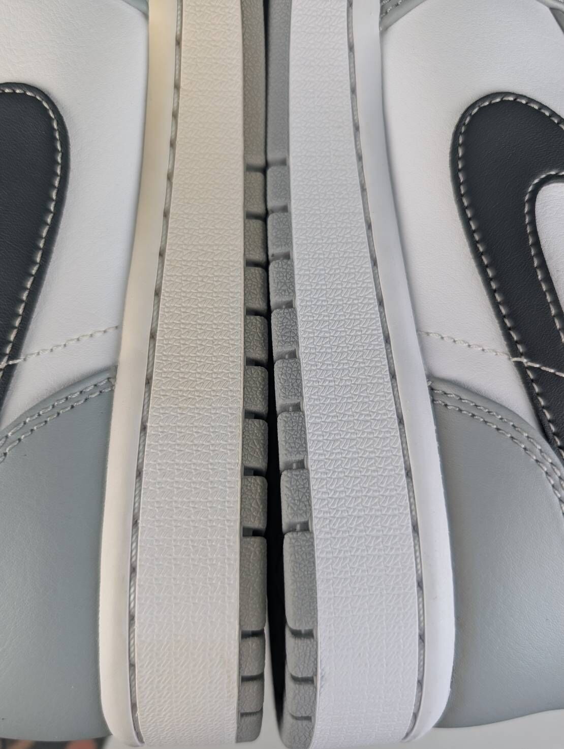 微瑕疵-左右腳鞋面色差右腳後跟泛黃 554724-078 M9.5 Air Jordan 1 Mid '' Light Smoke Grey '' 煙灰黑 小Dior 男鞋